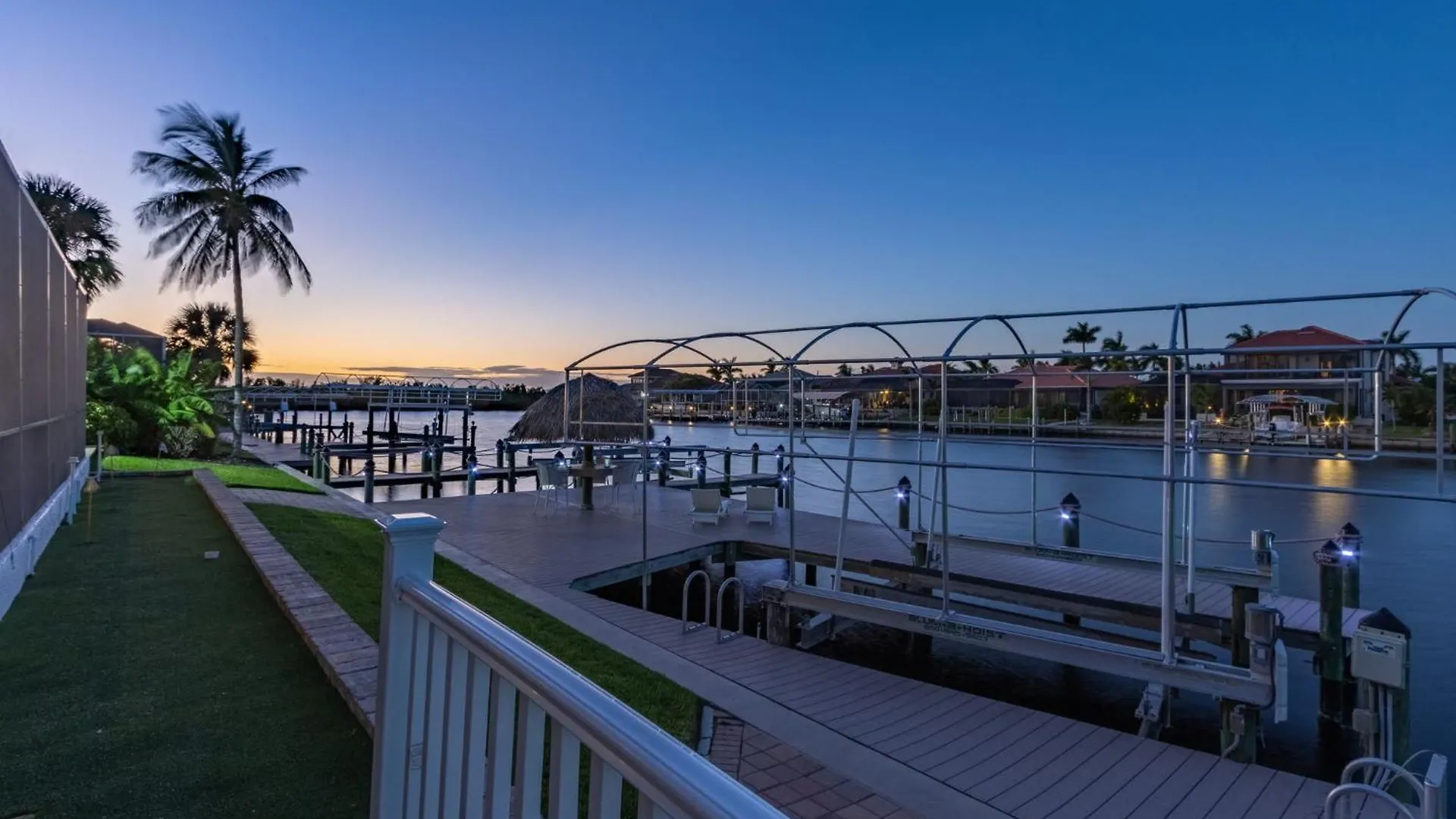 Holiday home Gulf Access, Heated Saltwater Pool, Mini Golf, Movie Room, Sleeps 10 - House Cape Coral