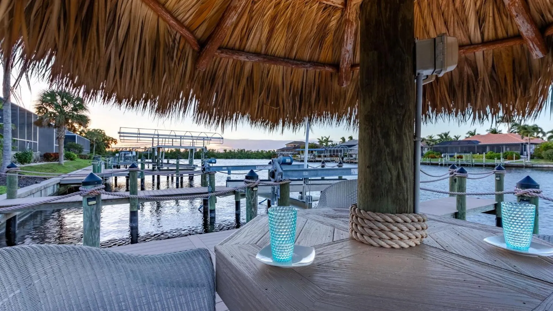 Gulf Access, Heated Saltwater Pool, Mini Golf, Movie Room, Sleeps 10 - House * Cape Coral