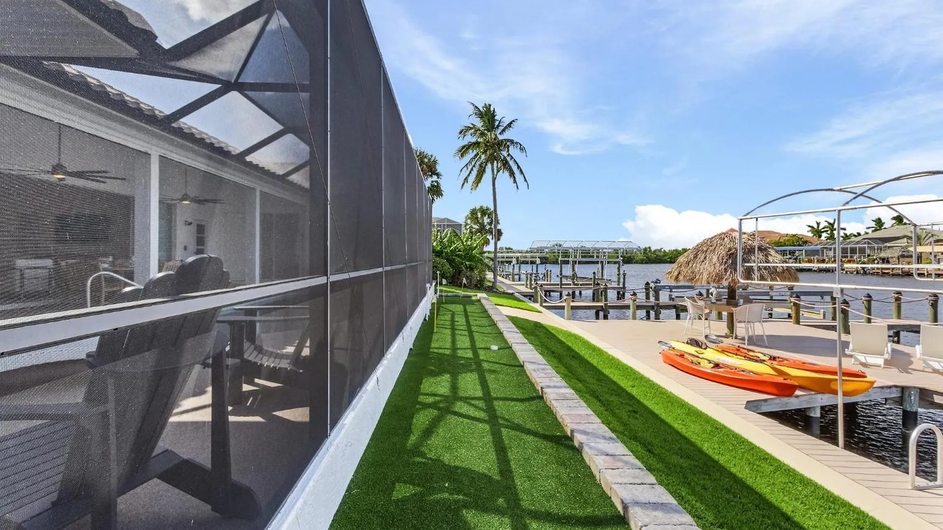 Gulf Access, Heated Saltwater Pool, Mini Golf, Movie Room, Sleeps 10 - House Holiday home Cape Coral