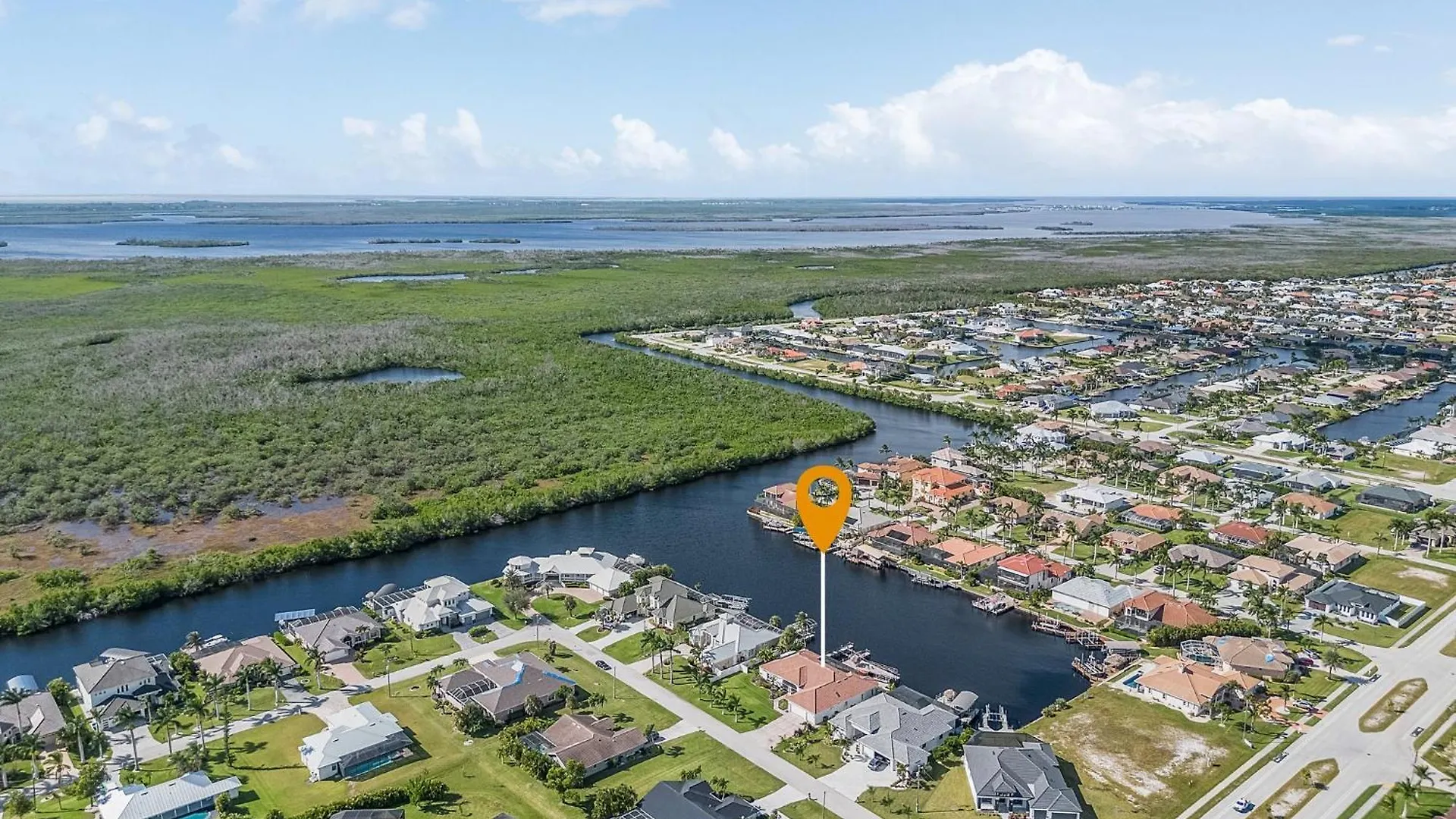 Gulf Access, Heated Saltwater Pool, Mini Golf, Movie Room, Sleeps 10 - House * Cape Coral