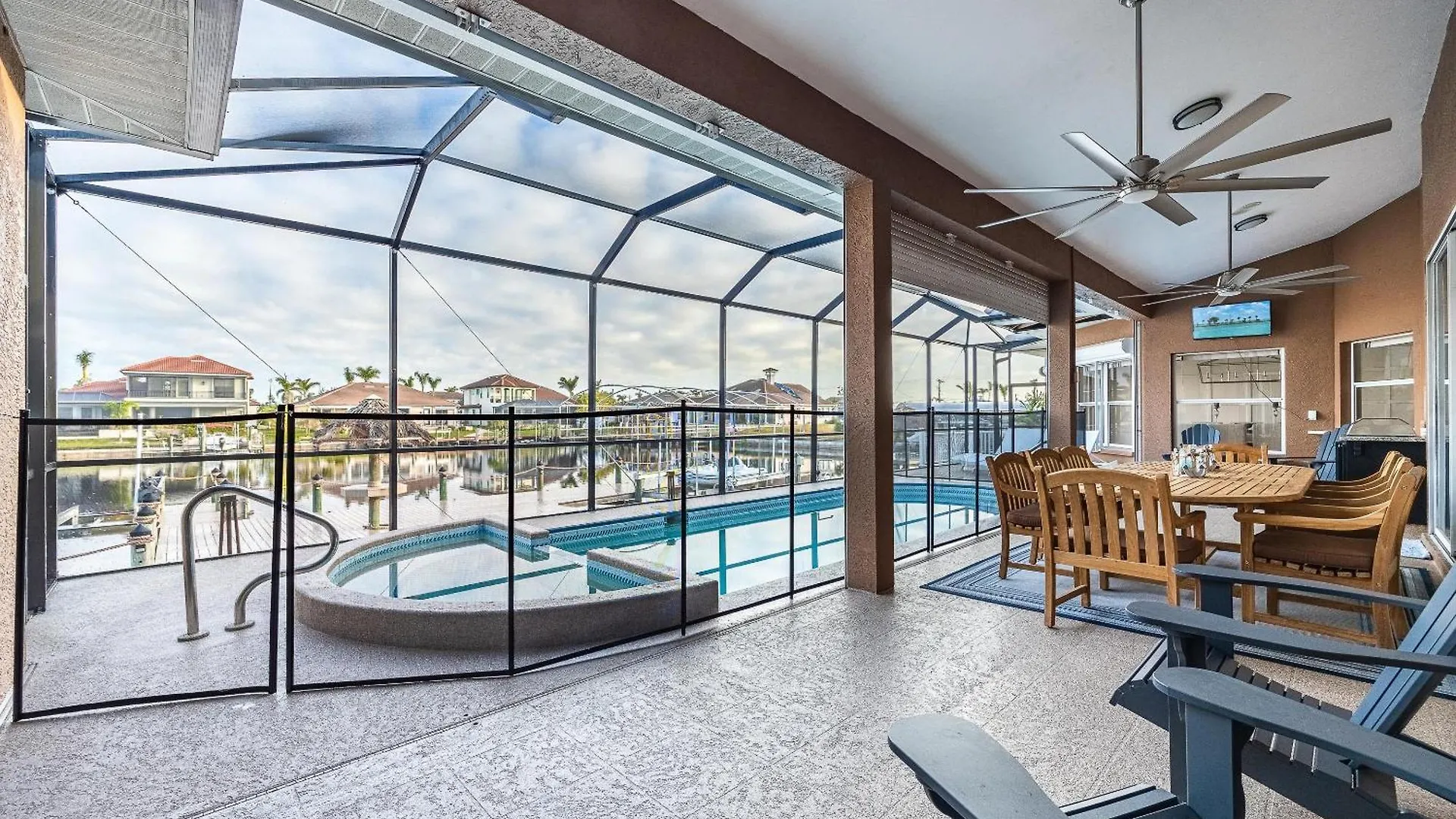 Holiday home Gulf Access, Heated Saltwater Pool, Mini Golf, Movie Room, Sleeps 10 - House