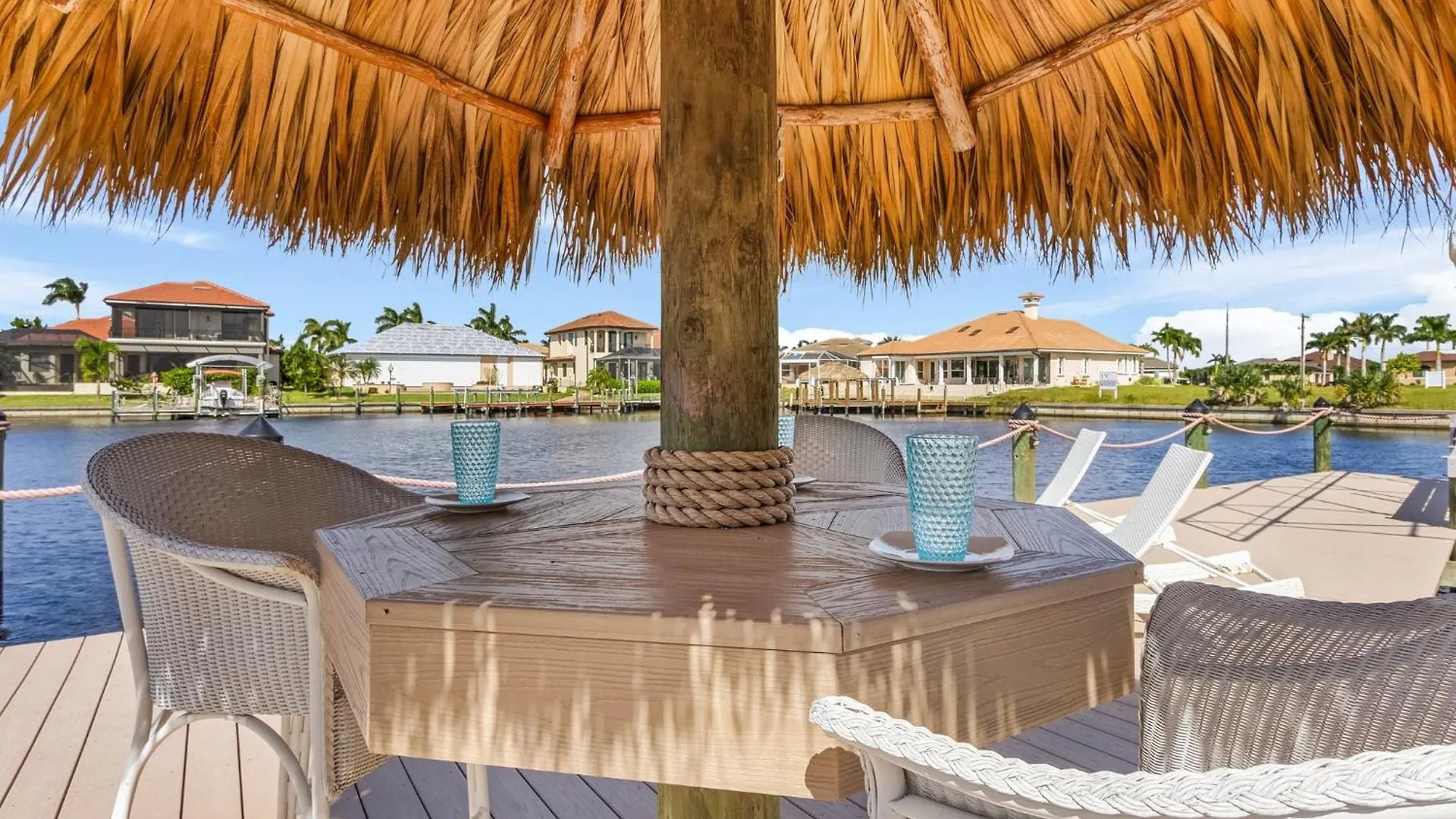 Gulf Access, Heated Saltwater Pool, Mini Golf, Movie Room, Sleeps 10 - House Cape Coral