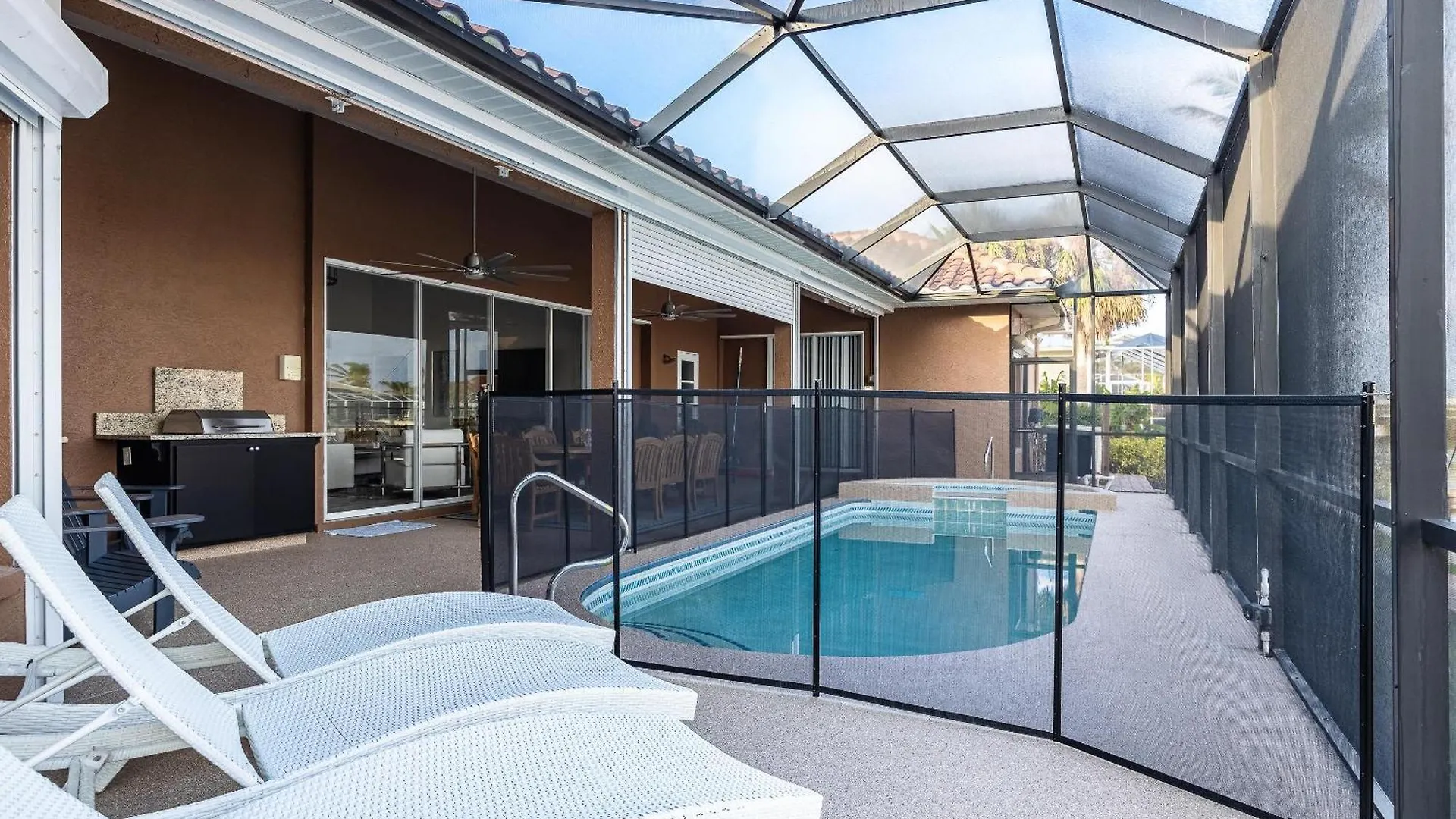 Gulf Access, Heated Saltwater Pool, Mini Golf, Movie Room, Sleeps 10 - House Holiday home Cape Coral