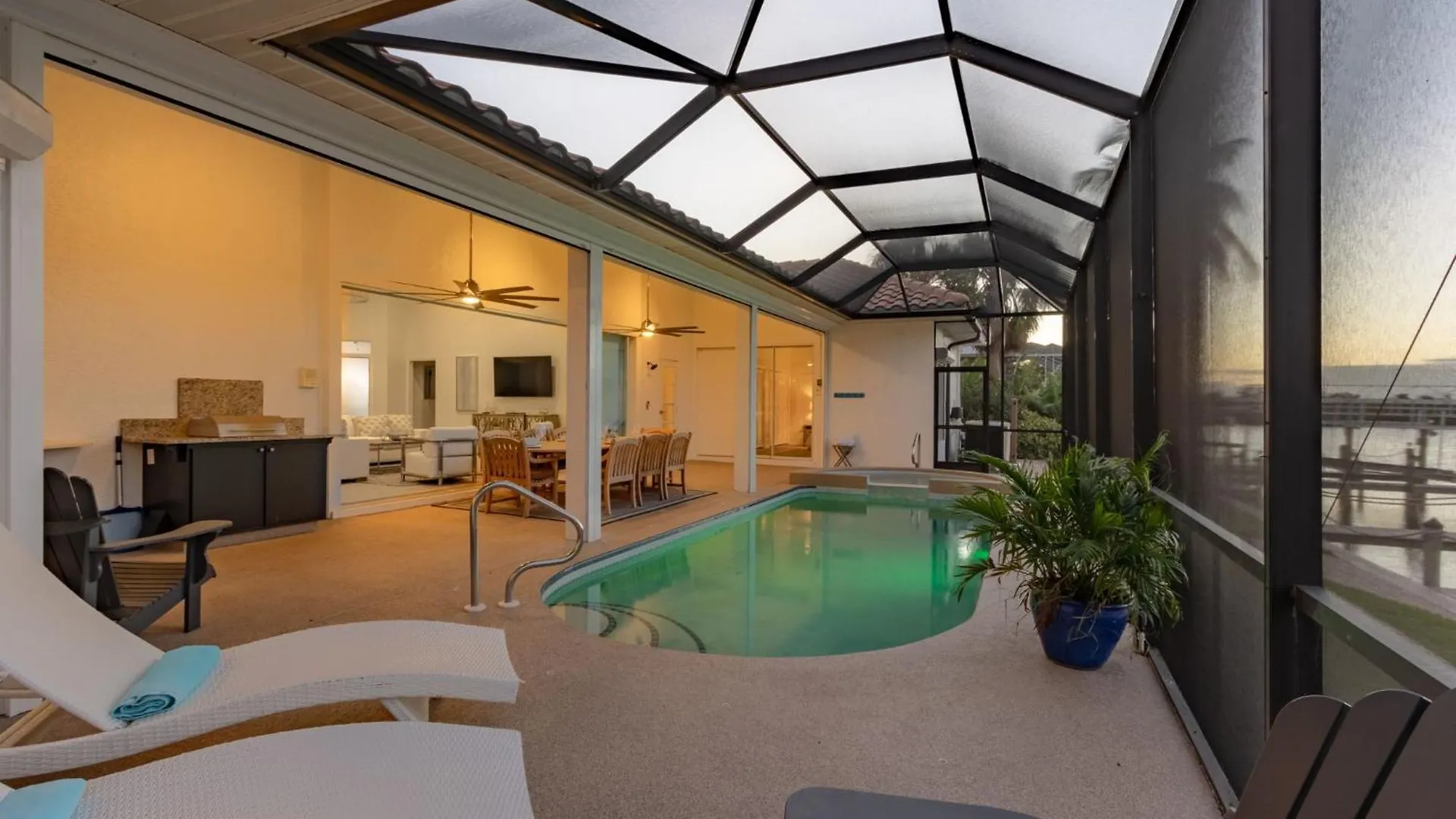 Gulf Access, Heated Saltwater Pool, Mini Golf, Movie Room, Sleeps 10 - House Holiday home