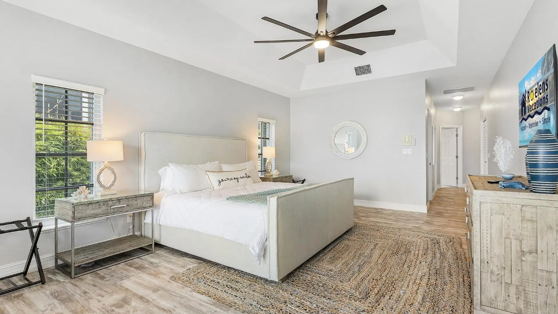 Gulf Access, Heated Saltwater Pool, Mini Golf, Movie Room, Sleeps 10 - House Cape Coral
