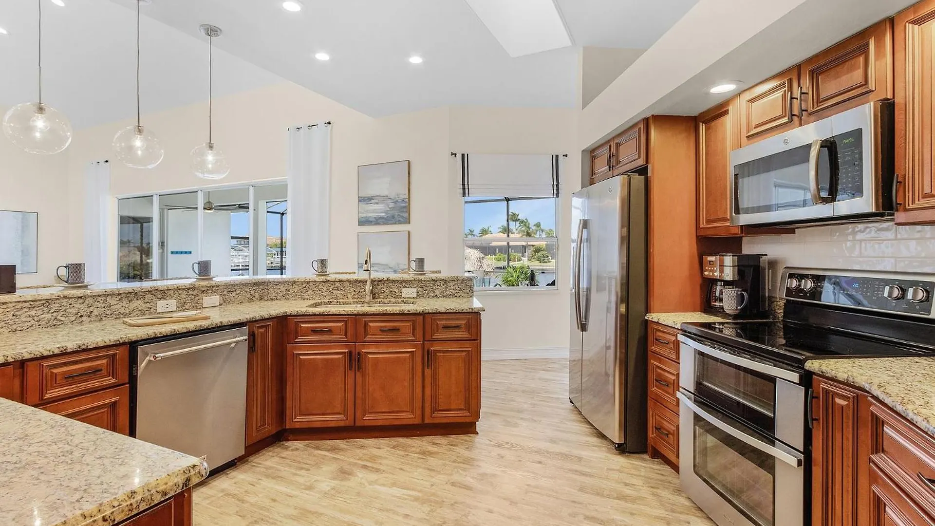 Gulf Access, Heated Saltwater Pool, Mini Golf, Movie Room, Sleeps 10 - House