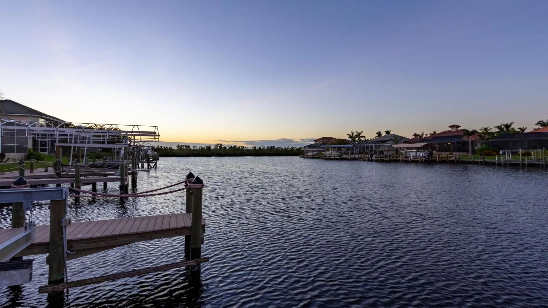 Holiday home Gulf Access, Heated Saltwater Pool, Mini Golf, Movie Room, Sleeps 10 - House