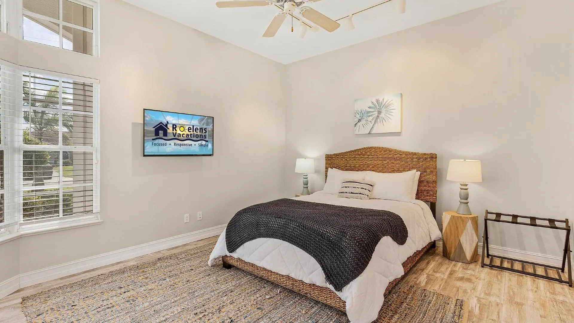 Gulf Access, Heated Saltwater Pool, Mini Golf, Movie Room, Sleeps 10 - House Cape Coral