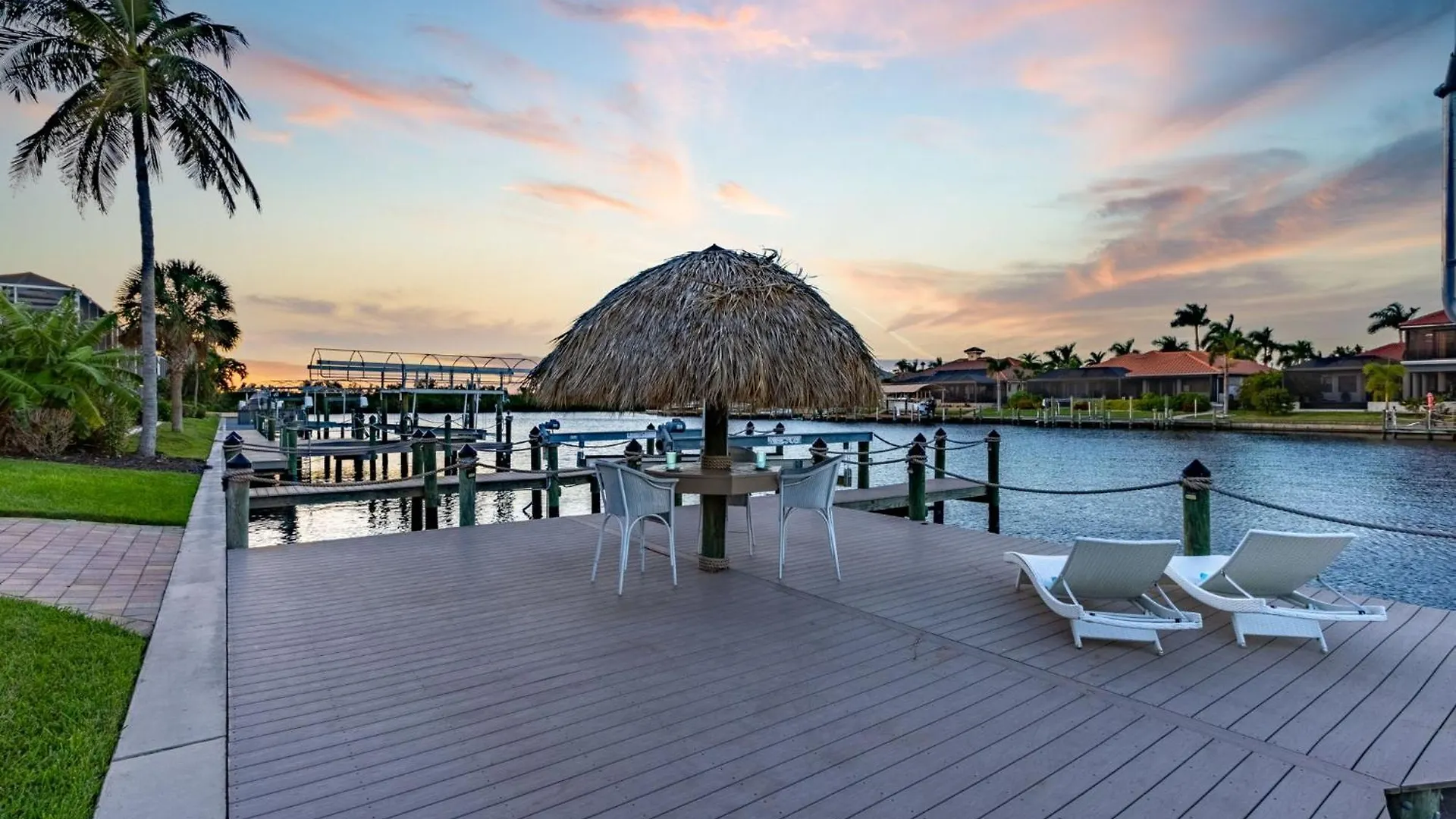 Holiday home Gulf Access, Heated Saltwater Pool, Mini Golf, Movie Room, Sleeps 10 - House Cape Coral