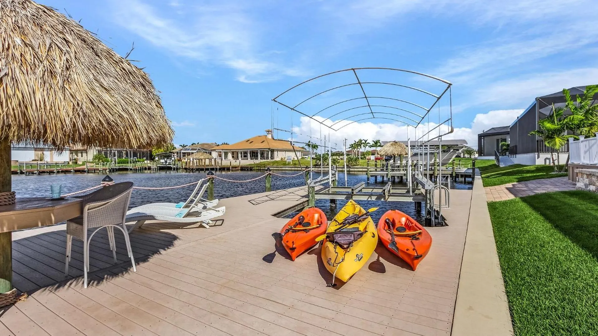 Gulf Access, Heated Saltwater Pool, Mini Golf, Movie Room, Sleeps 10 - House Cape Coral