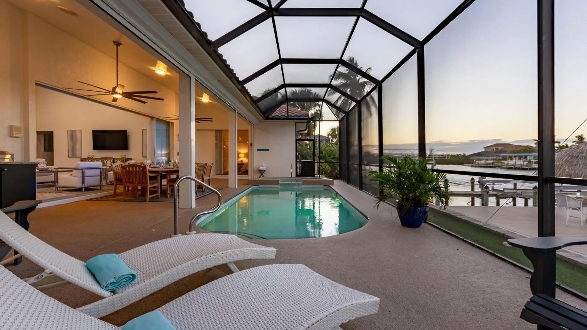 Holiday home Gulf Access, Heated Saltwater Pool, Mini Golf, Movie Room, Sleeps 10 - House Cape Coral