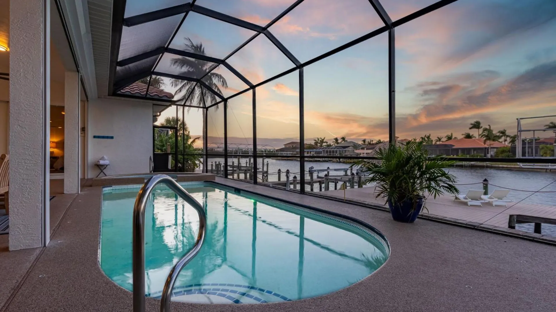 Holiday home Gulf Access, Heated Saltwater Pool, Mini Golf, Movie Room, Sleeps 10 - House