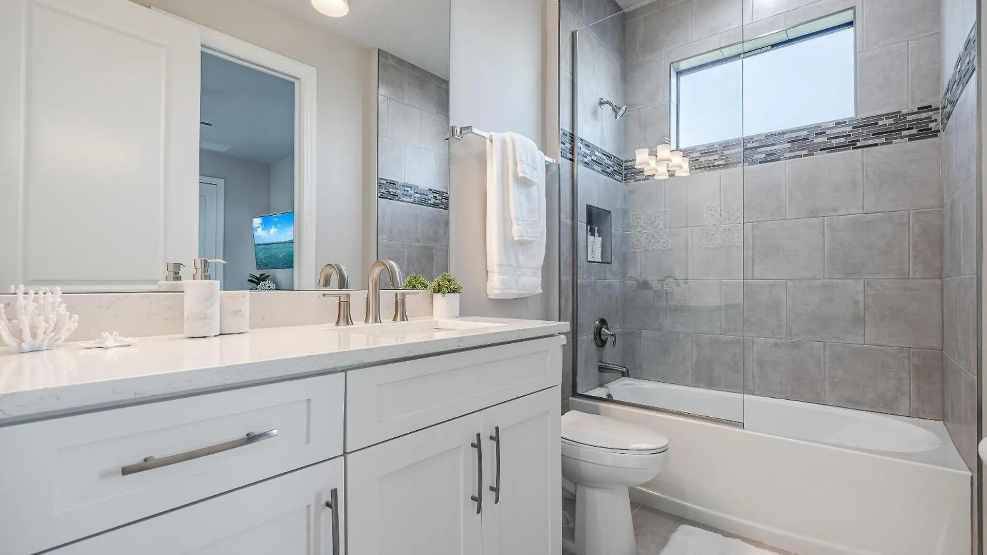 Heated Pool, Kayaks, Brand New Home, Sleeps 6 - Luxuria Blanca *