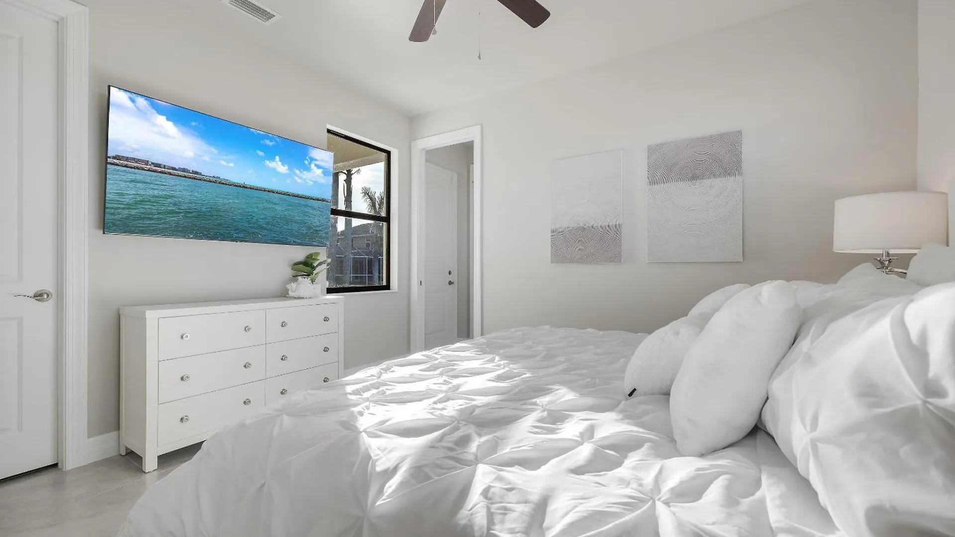 Heated Pool, Kayaks, Brand New Home, Sleeps 6 - Luxuria Blanca Holiday home Cape Coral