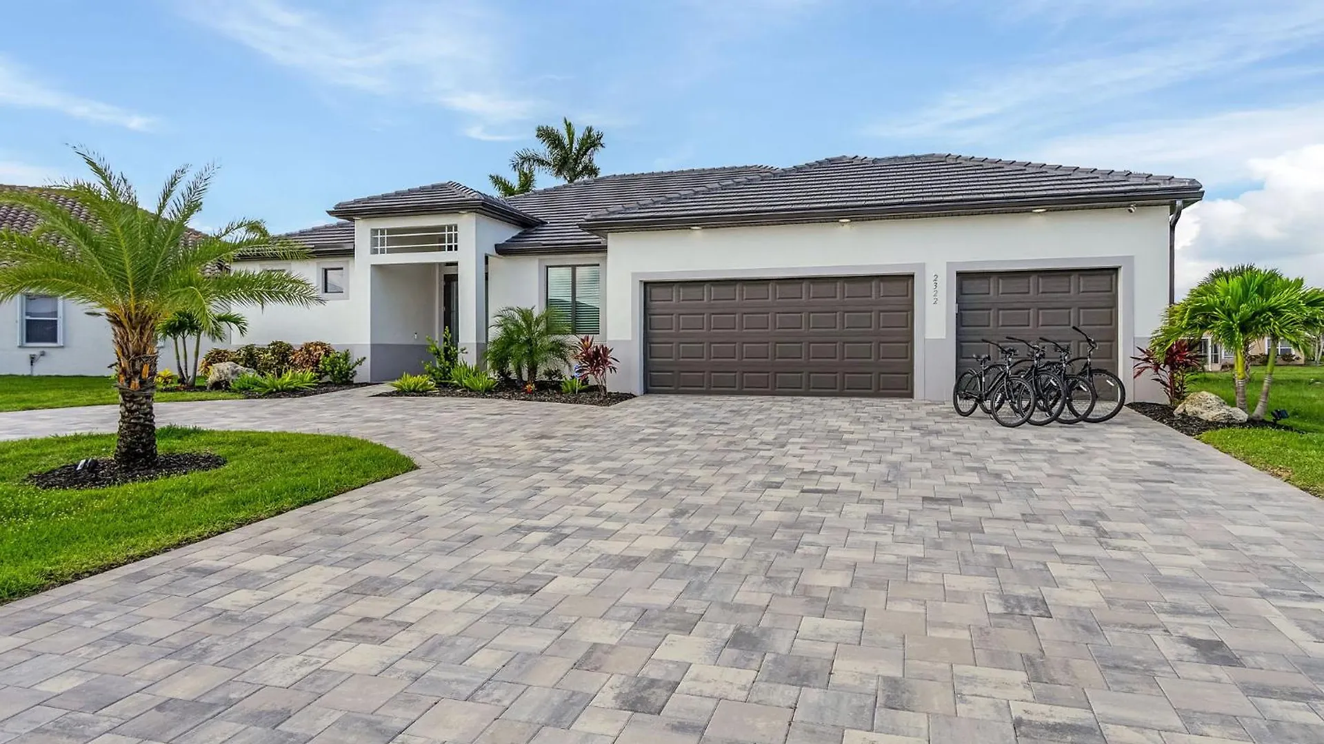 Heated Pool, Kayaks, Brand New Home, Sleeps 6 - Luxuria Blanca * Cape Coral