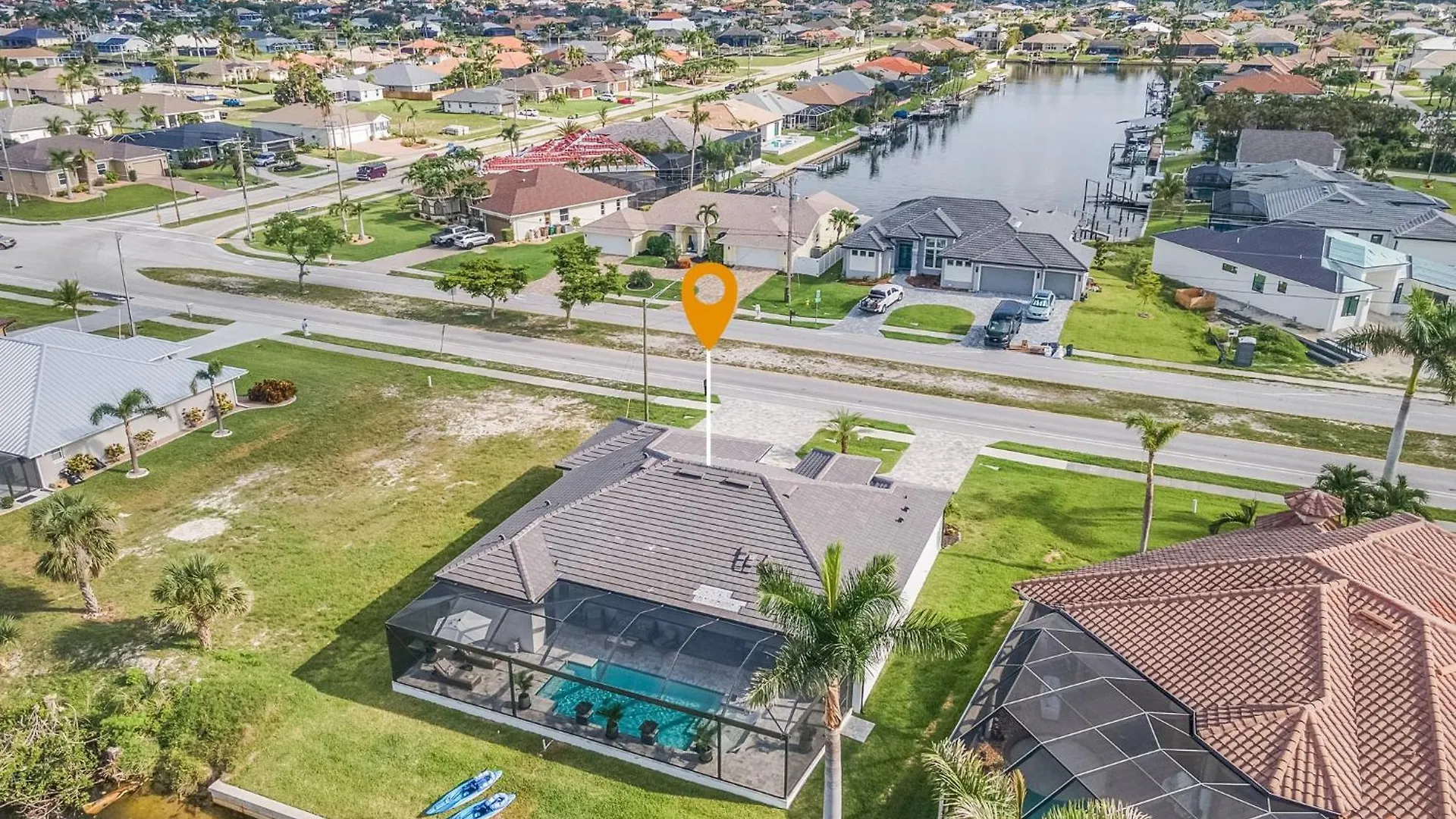Heated Pool, Kayaks, Brand New Home, Sleeps 6 - Luxuria Blanca Holiday home Cape Coral