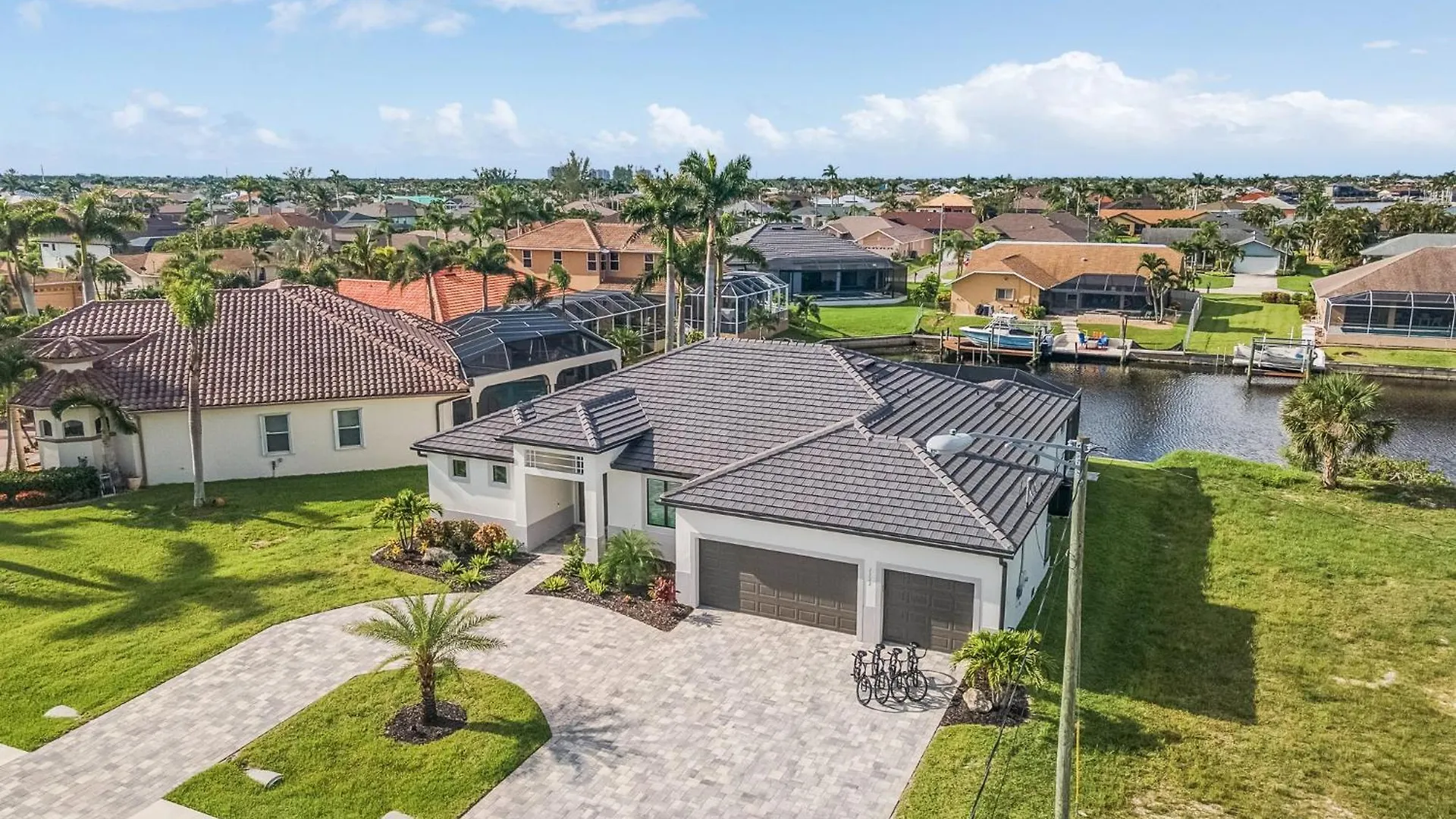 Holiday home Heated Pool, Kayaks, Brand New Home, Sleeps 6 - Luxuria Blanca Cape Coral
