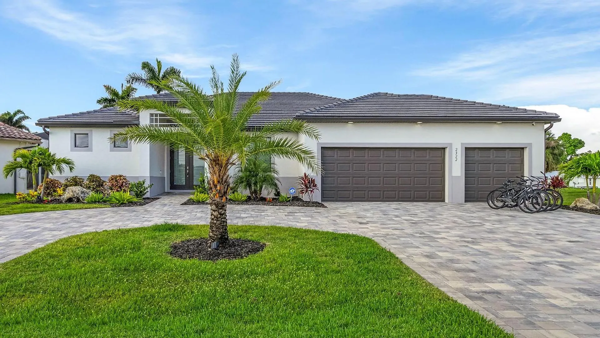 Heated Pool, Kayaks, Brand New Home, Sleeps 6 - Luxuria Blanca