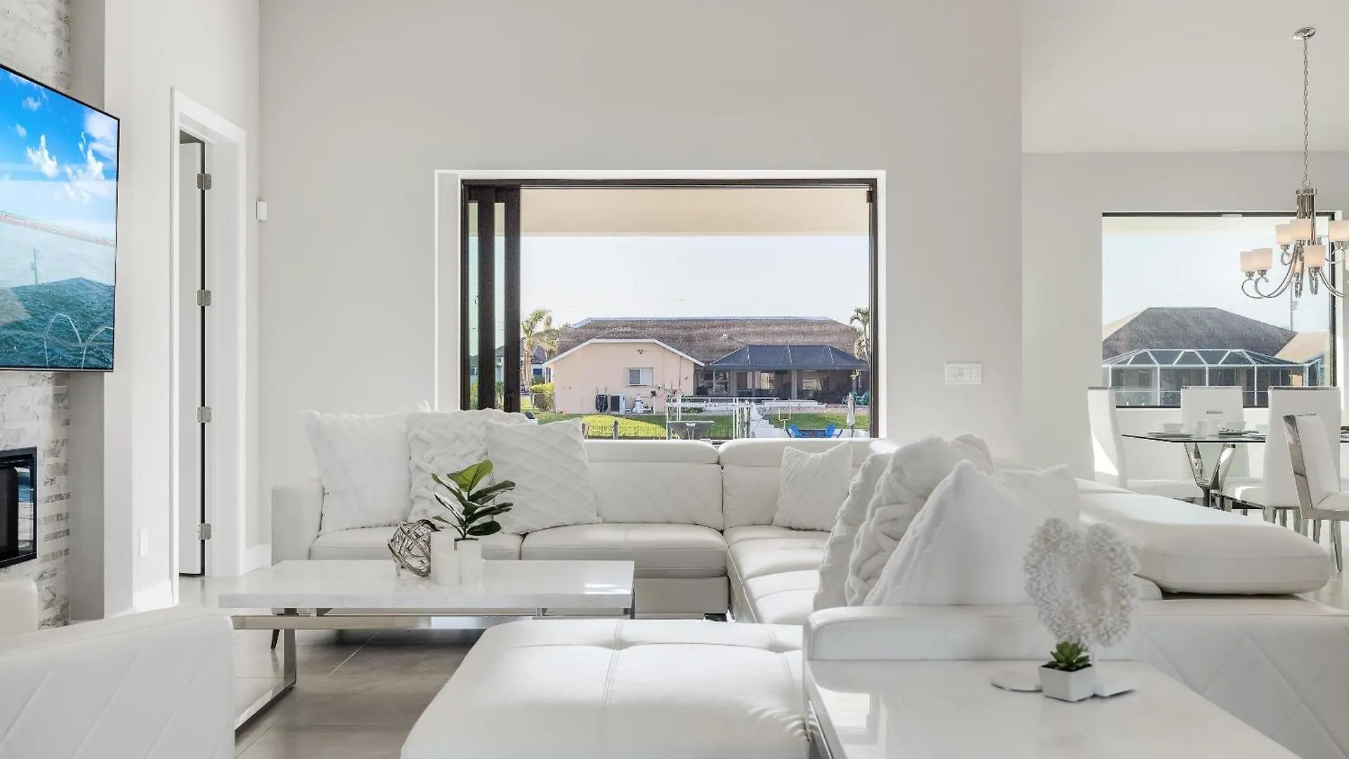 Heated Pool, Kayaks, Brand New Home, Sleeps 6 - Luxuria Blanca Holiday home Cape Coral