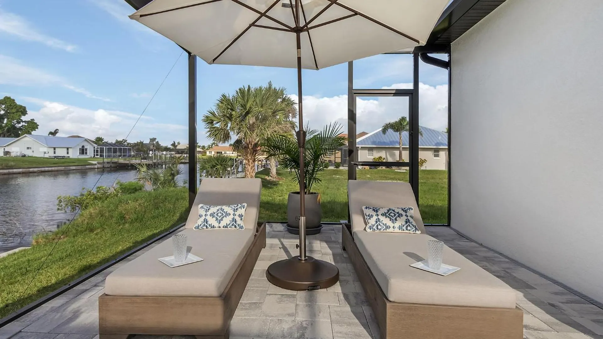 Heated Pool, Kayaks, Brand New Home, Sleeps 6 - Luxuria Blanca Holiday home