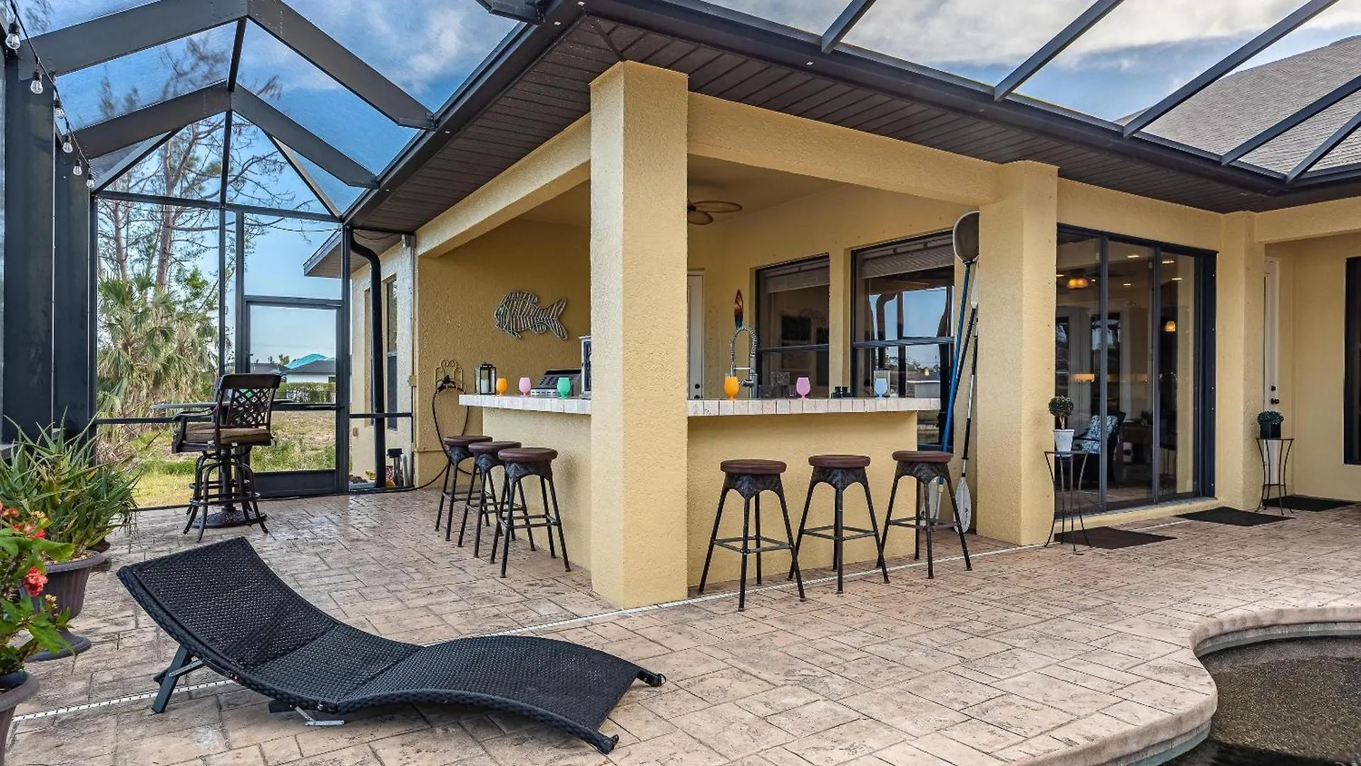 Fresh Water Canal, Kayaks, Heated Pool - Windows On The Water - Roelens Vacations Cape Coral