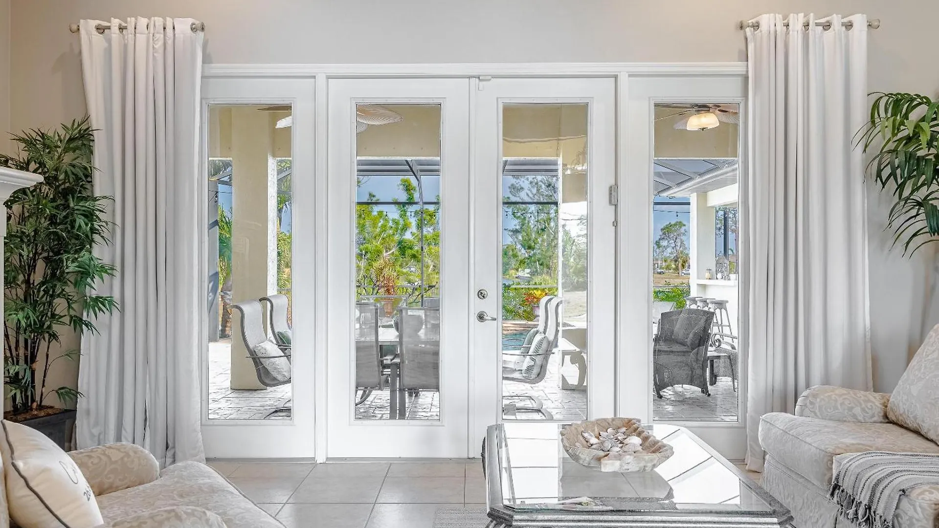 Holiday home Fresh Water Canal, Kayaks, Heated Pool - Windows On The Water - Roelens Vacations Cape Coral
