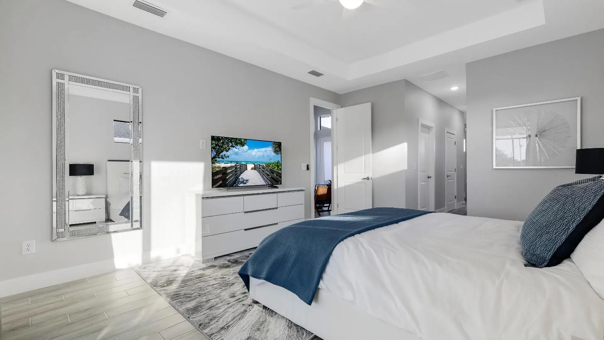 Beautiful Spacious New On A Salt Water Canal, Sleep 10 Holiday home Cape Coral