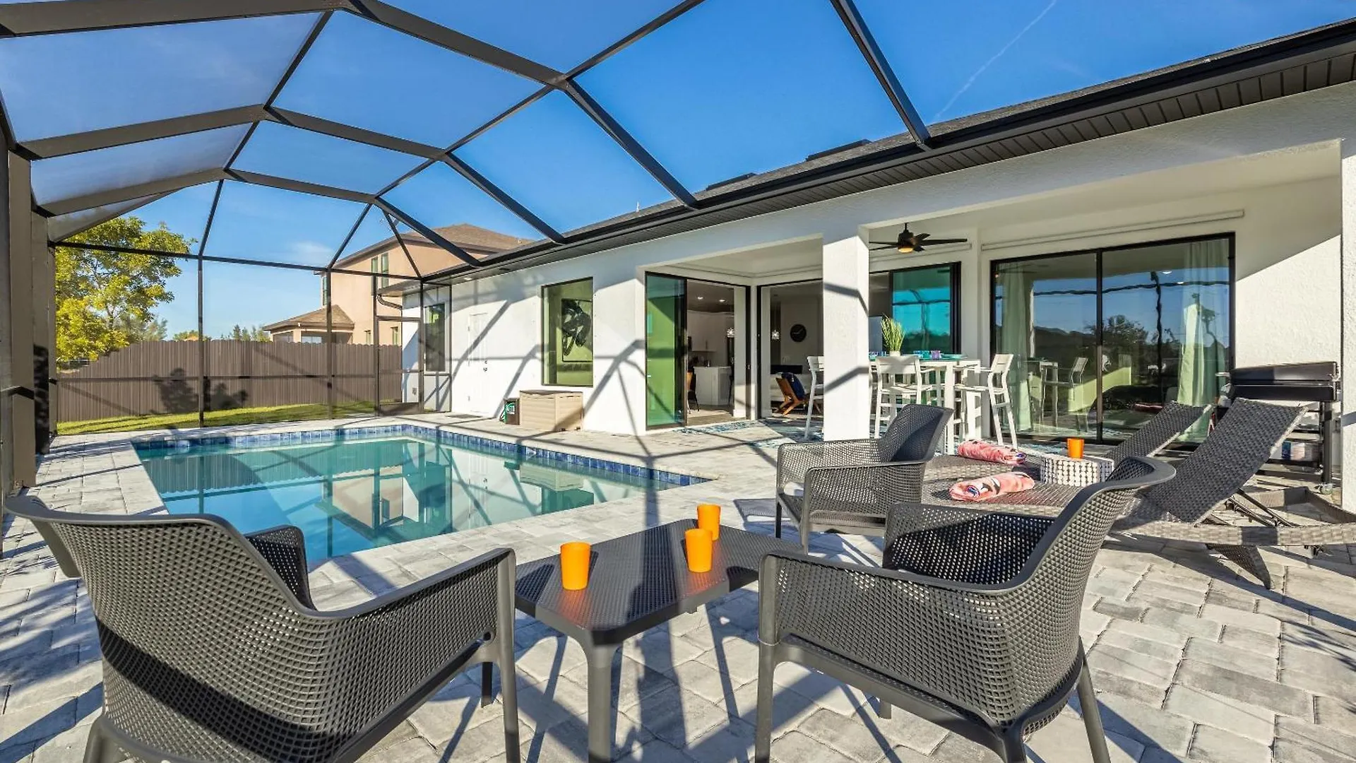 Beautiful Spacious New On A Salt Water Canal, Sleep 10 Holiday home *