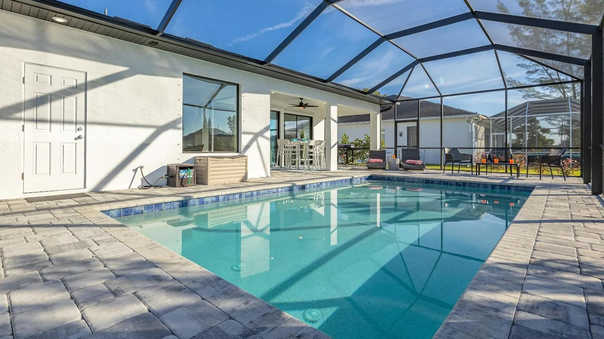 Beautiful Spacious New On A Salt Water Canal, Sleep 10 Cape Coral