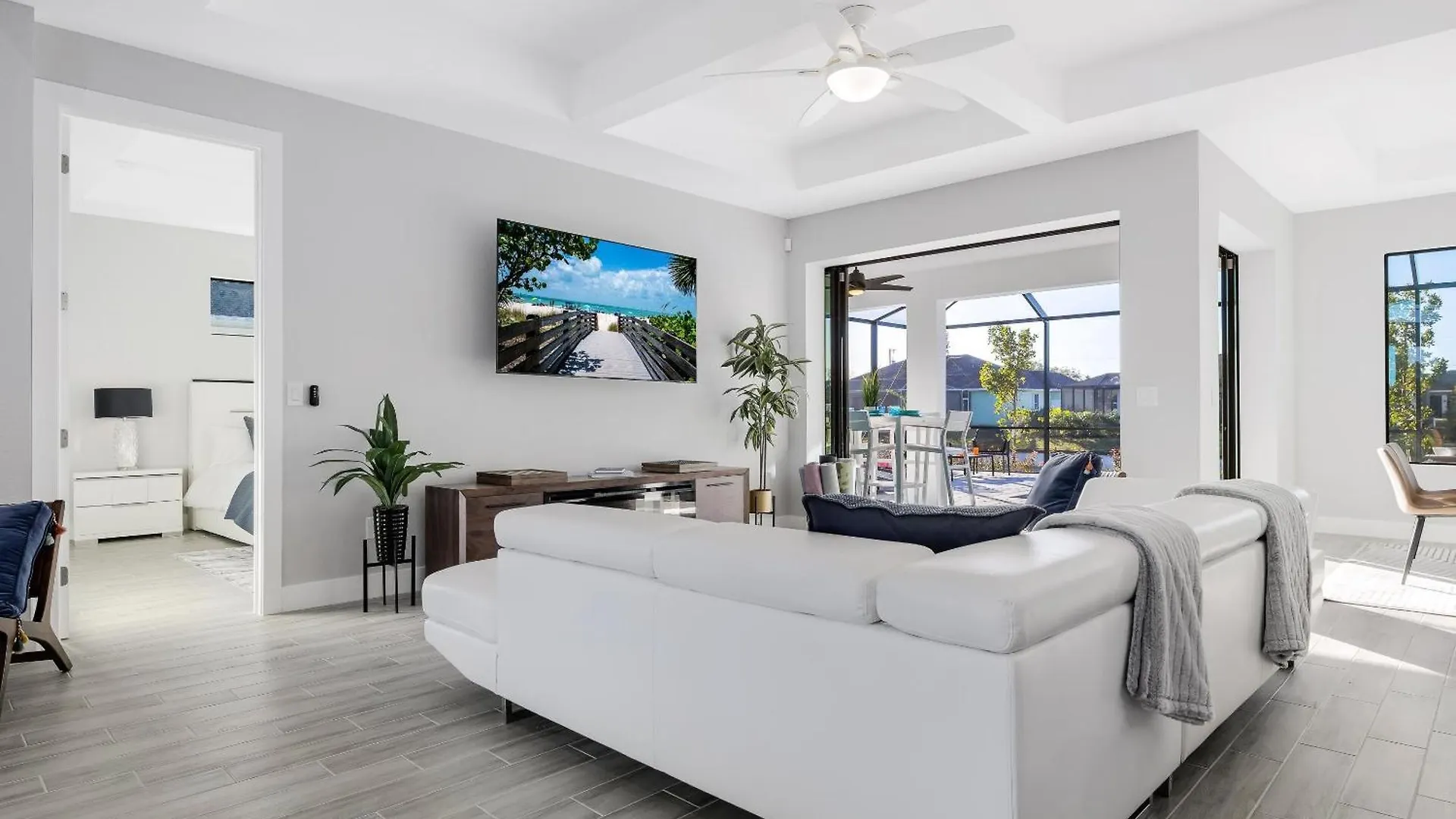 Beautiful Spacious New On A Salt Water Canal, Sleep 10 Holiday home