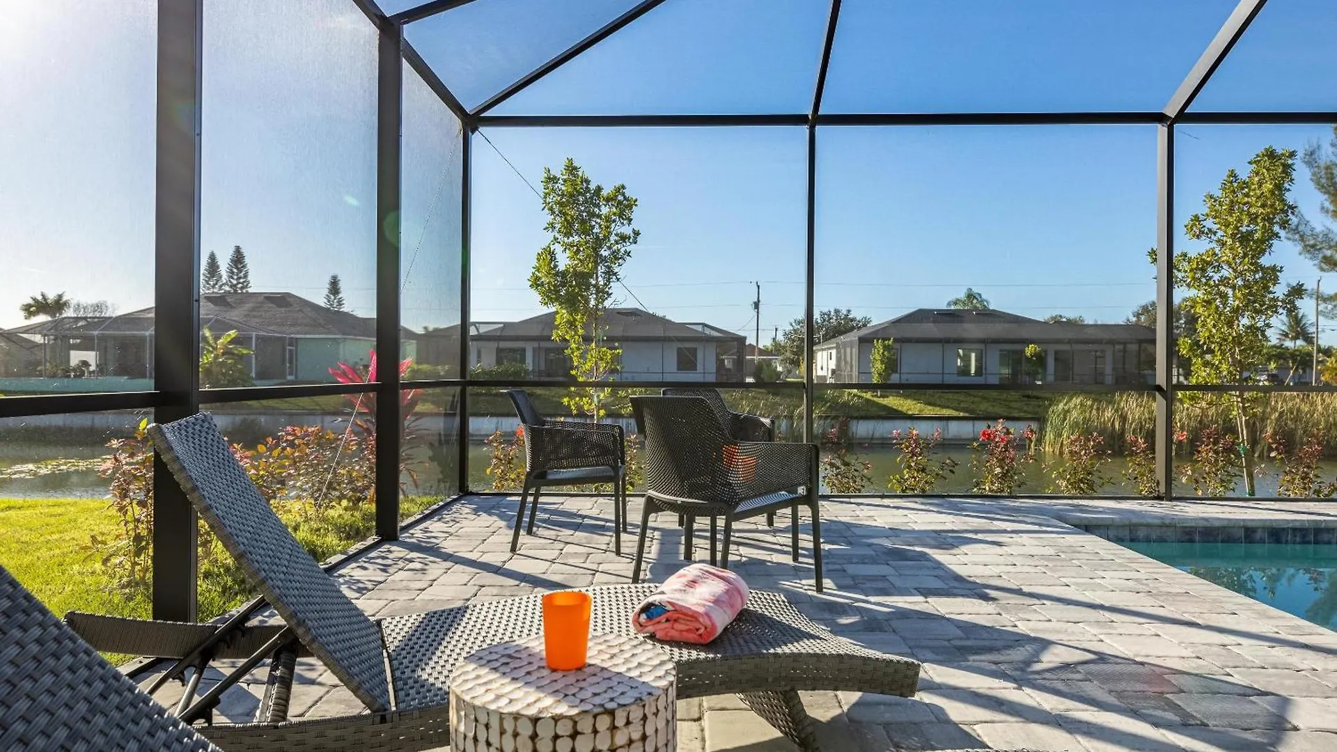 Beautiful Spacious New On A Salt Water Canal, Sleep 10 Holiday home *
