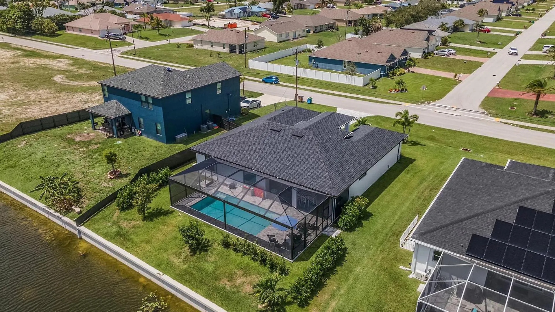 Beautiful Spacious New On A Salt Water Canal, Sleep 10 Holiday home Cape Coral