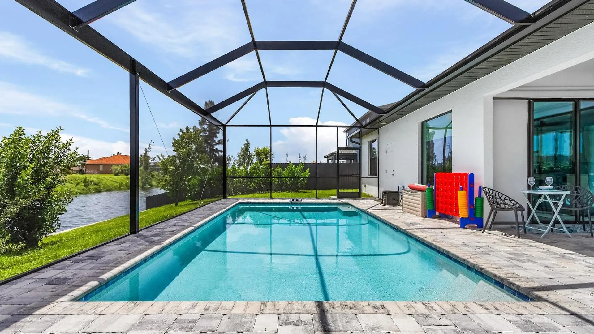 Beautiful Spacious New On A Salt Water Canal, Sleep 10 Holiday home *
