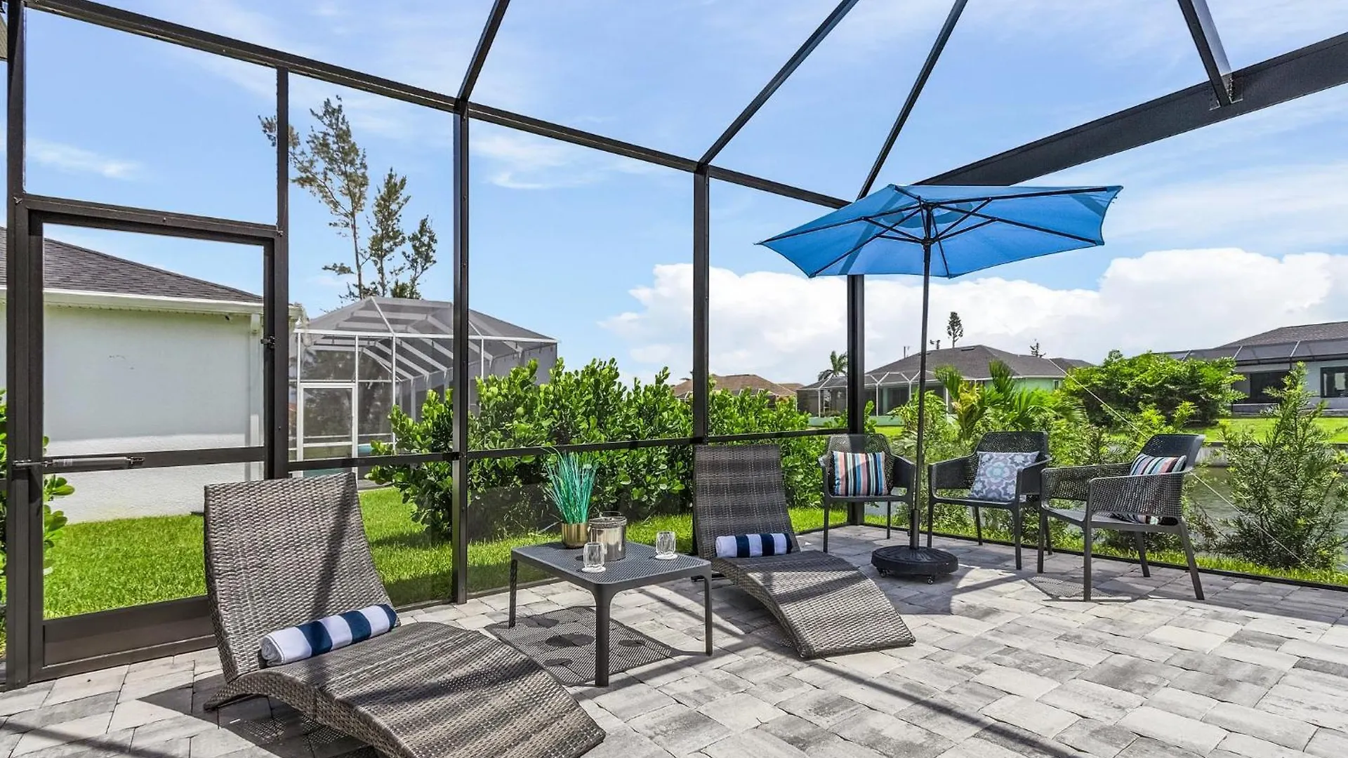 Beautiful Spacious New On A Salt Water Canal, Sleep 10 Holiday home Cape Coral