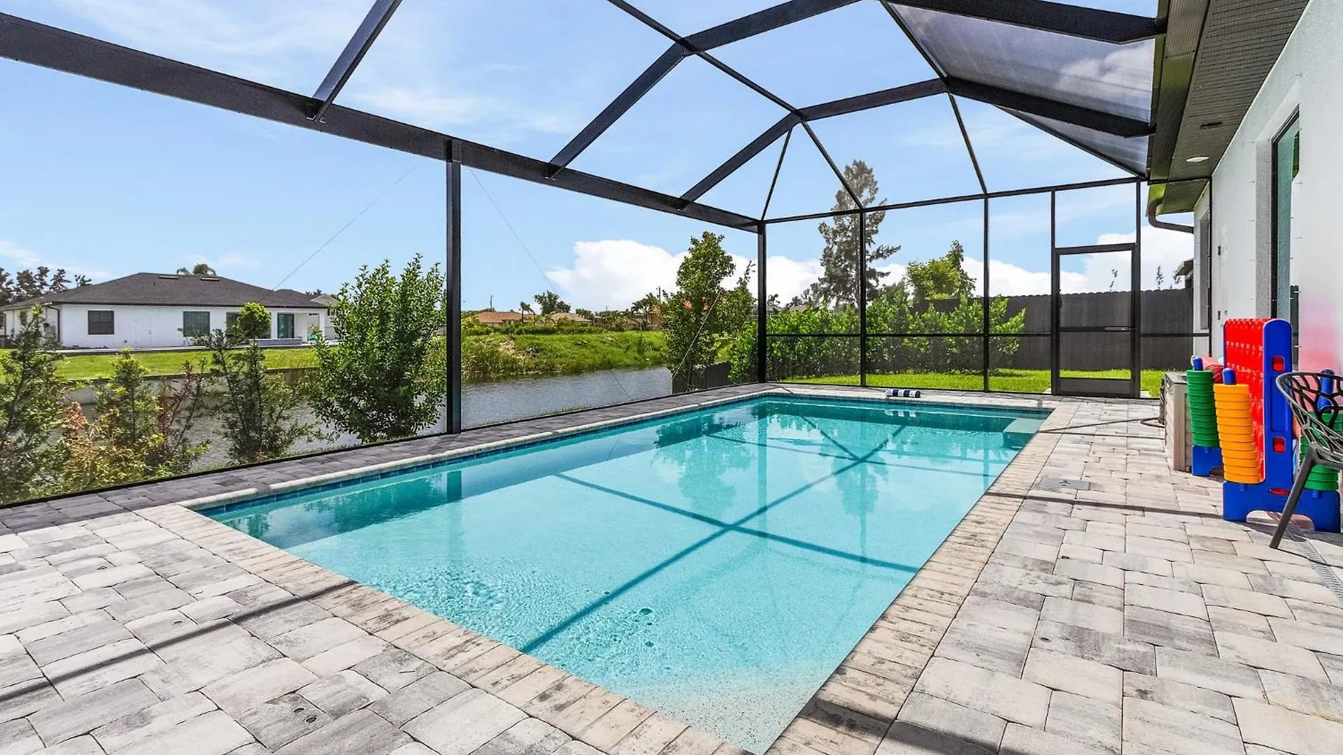 Beautiful Spacious New On A Salt Water Canal, Sleep 10 Cape Coral