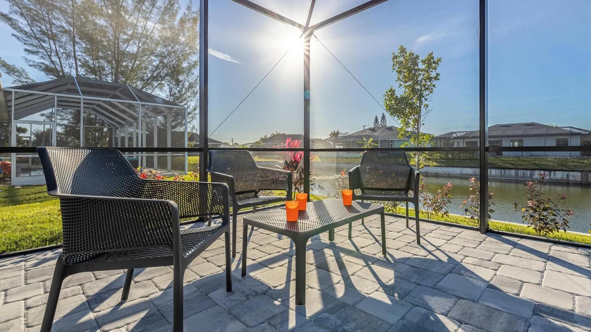 Beautiful Spacious New On A Salt Water Canal, Sleep 10 Cape Coral