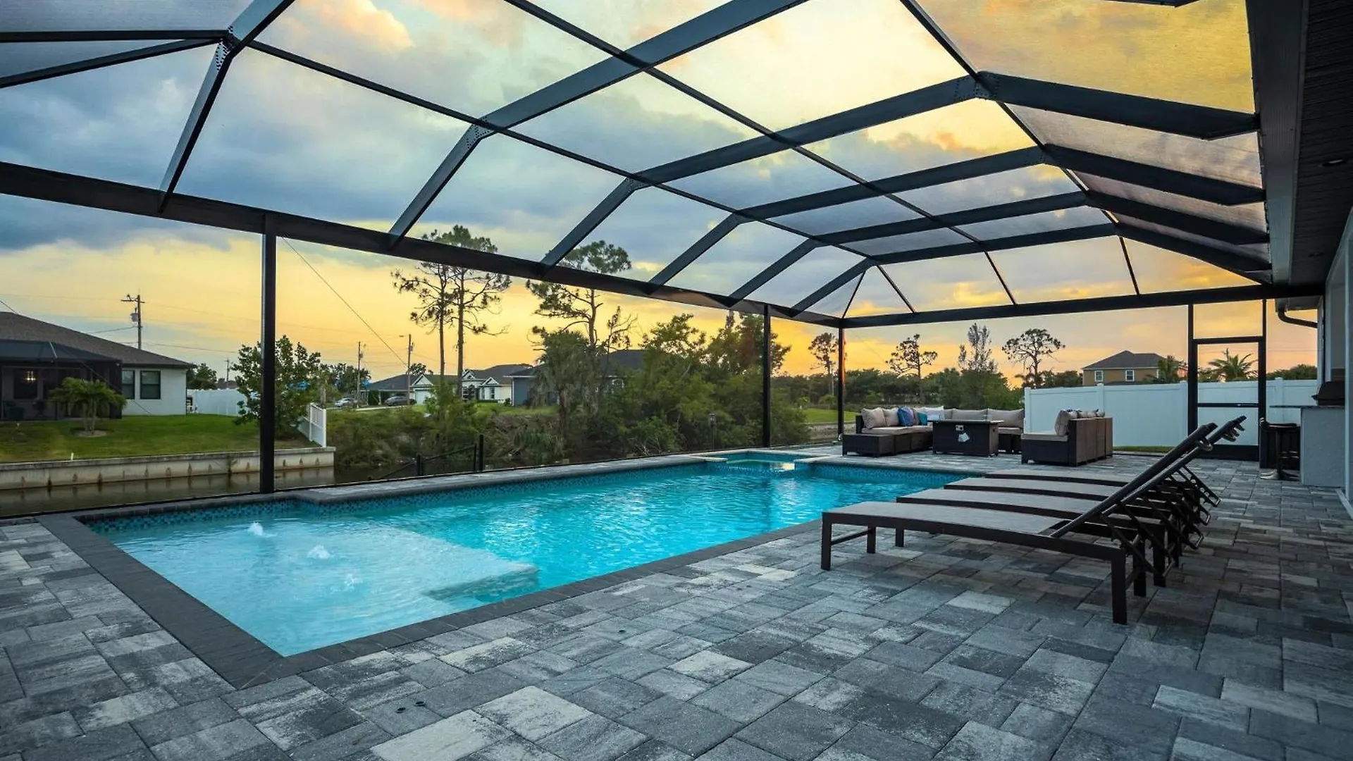 Heated Pool, Canal Views, Sleeps 8 - Sip N' Sea Holiday home Cape Coral