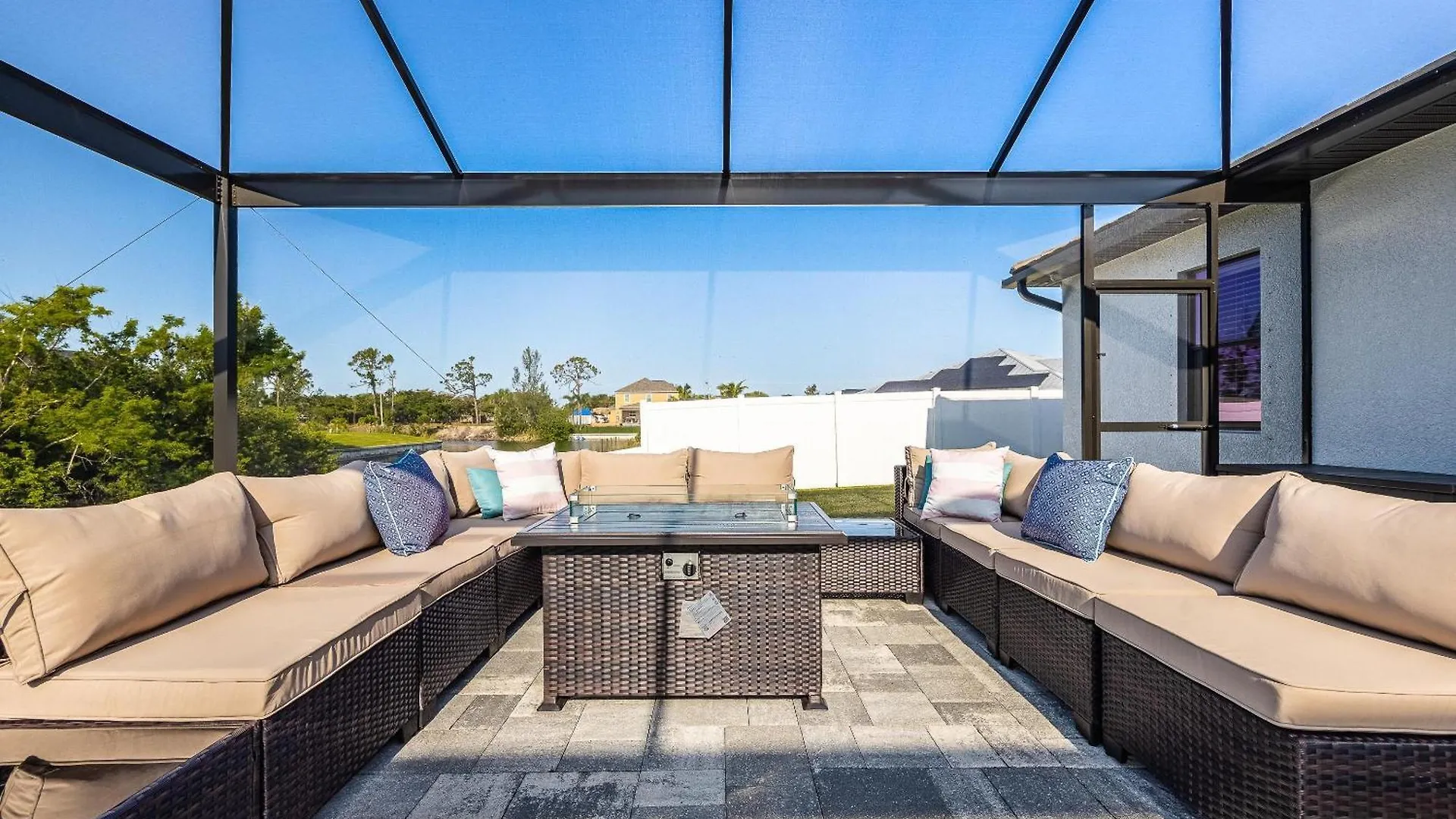 Holiday home Heated Pool, Canal Views, Sleeps 8 - Sip N' Sea *