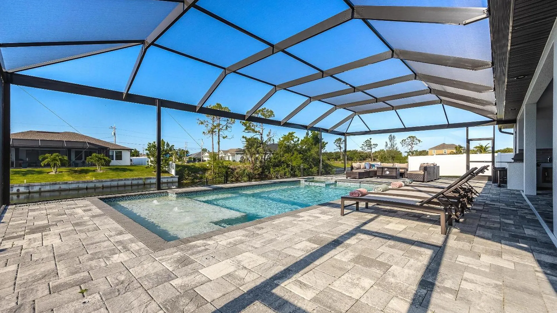 Holiday home Heated Pool, Canal Views, Sleeps 8 - Sip N' Sea Cape Coral
