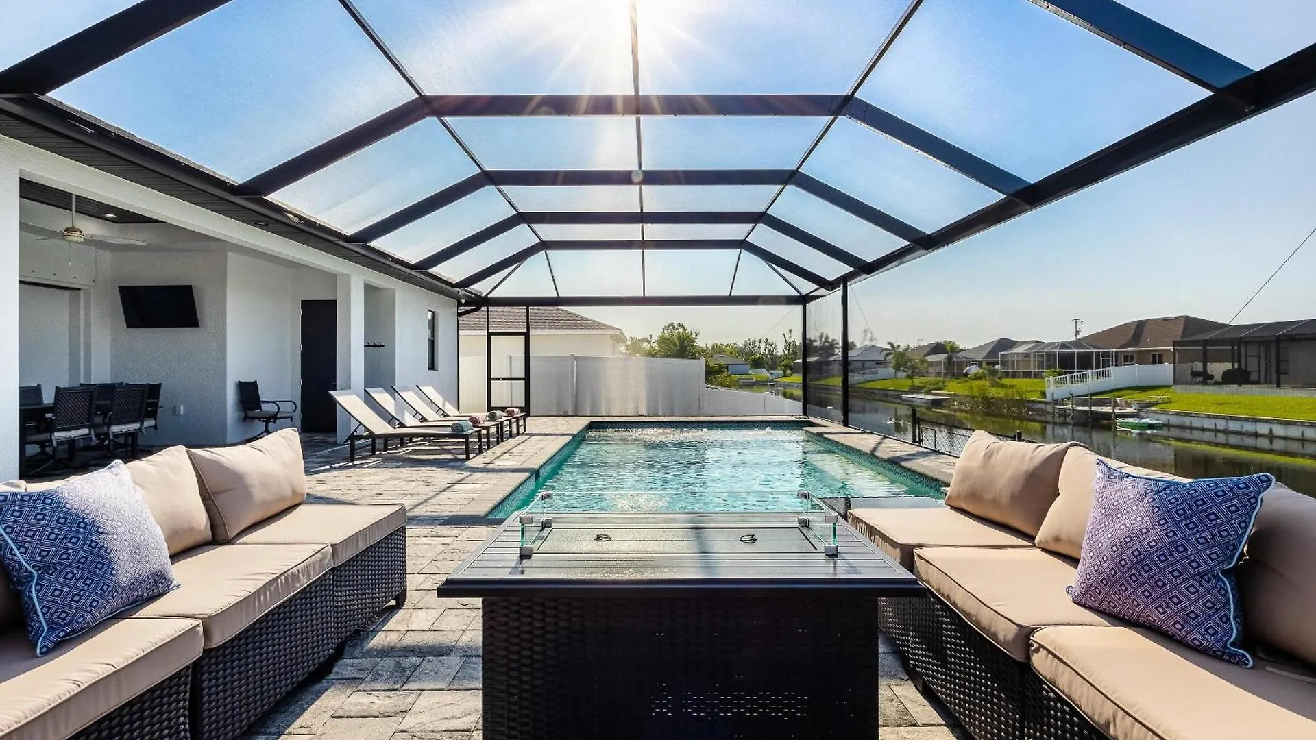 Heated Pool, Canal Views, Sleeps 8 - Sip N' Sea * Cape Coral