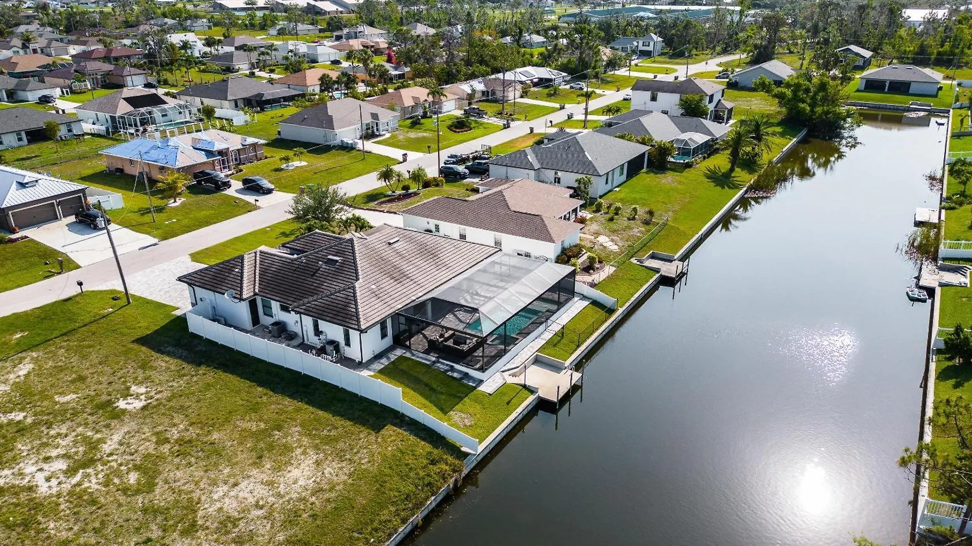 Heated Pool, Canal Views, Sleeps 8 - Sip N' Sea Holiday home Cape Coral