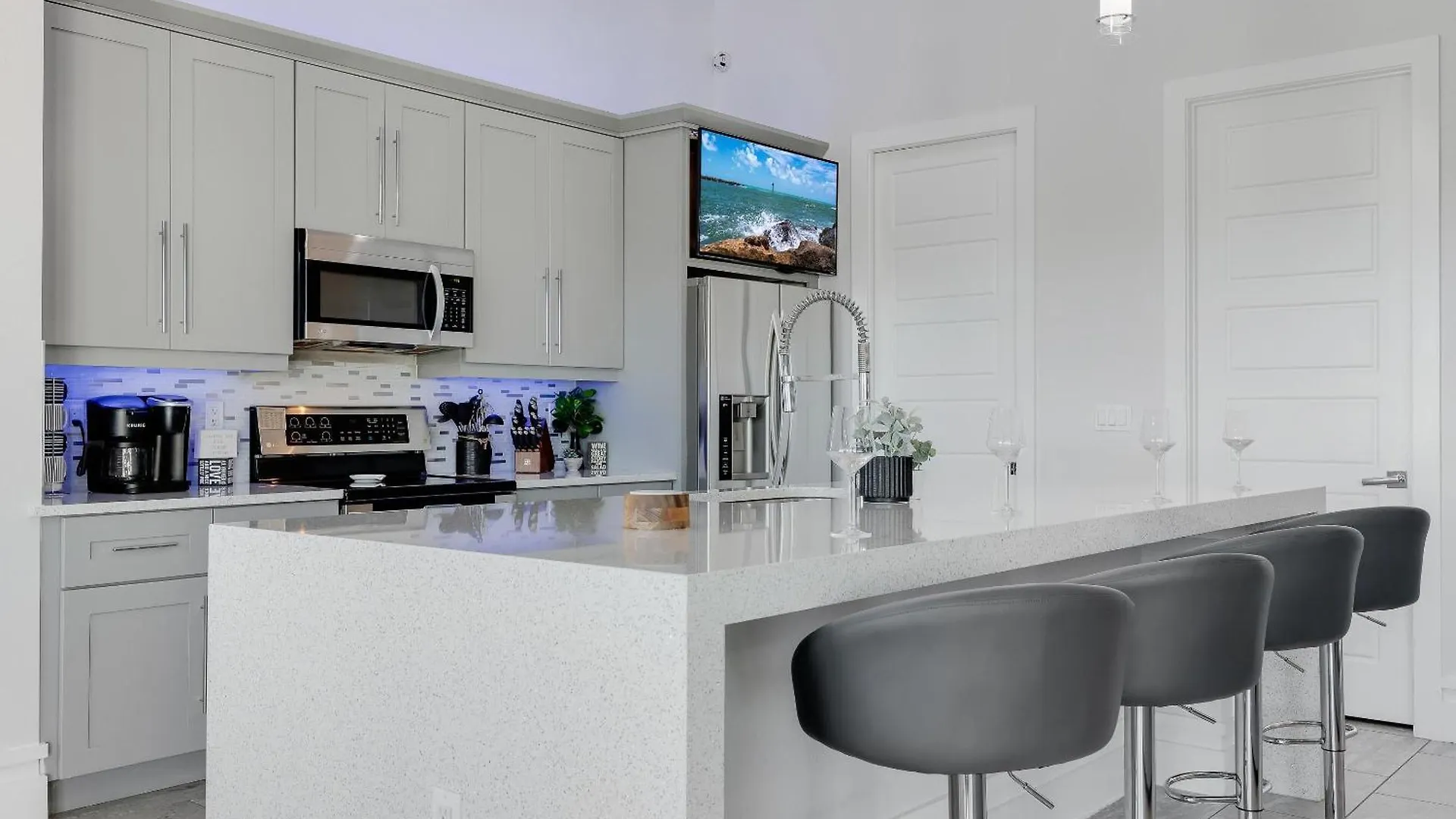 Holiday home Heated Pool, Canal Views, Sleeps 8 - Sip N' Sea *