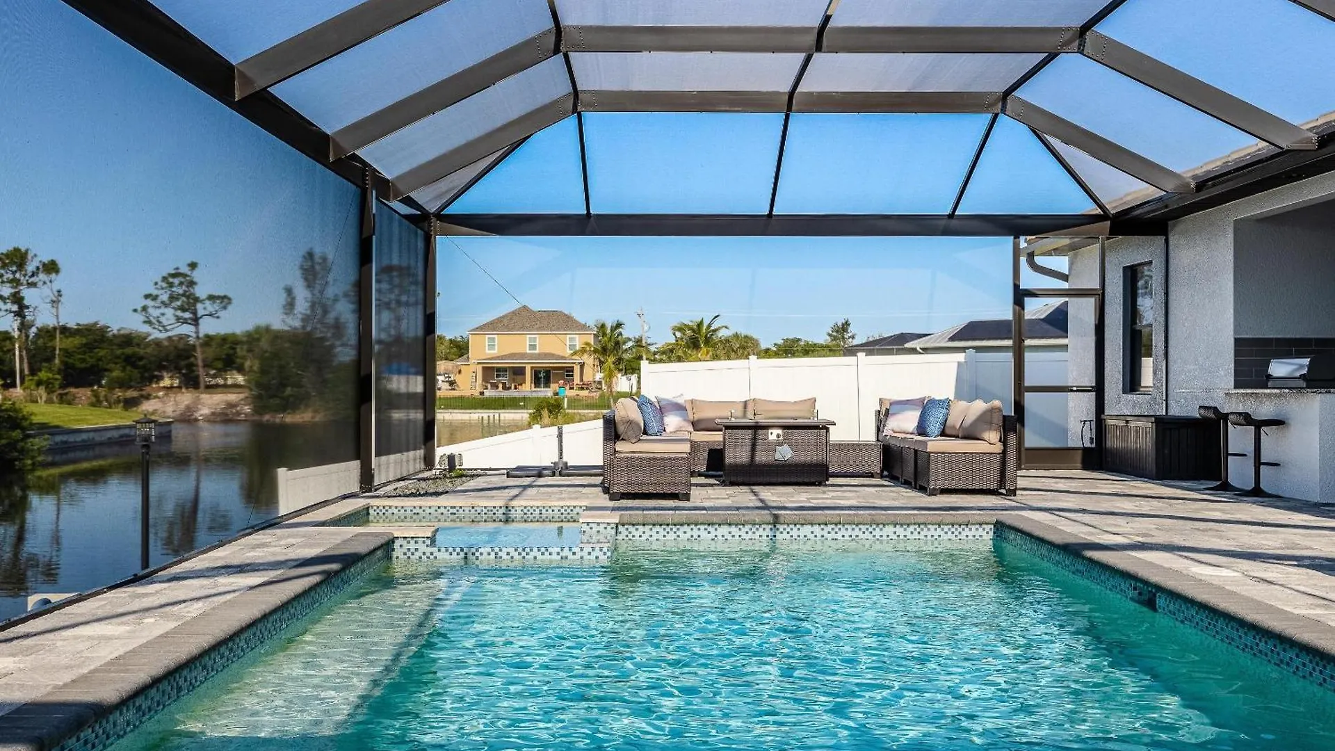 Holiday home Heated Pool, Canal Views, Sleeps 8 - Sip N' Sea *