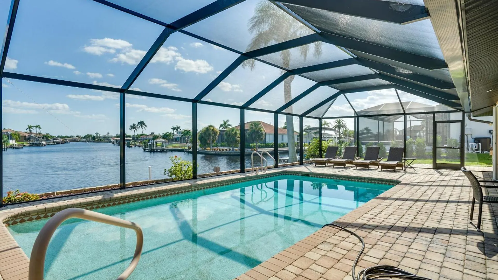 Holiday home Canal-front With Private Pool And Dock