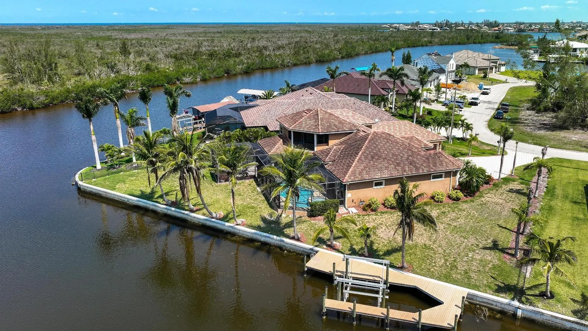 Heated Pool And Spa, Sleeps 16! - Mangrove Holiday home Cape Coral