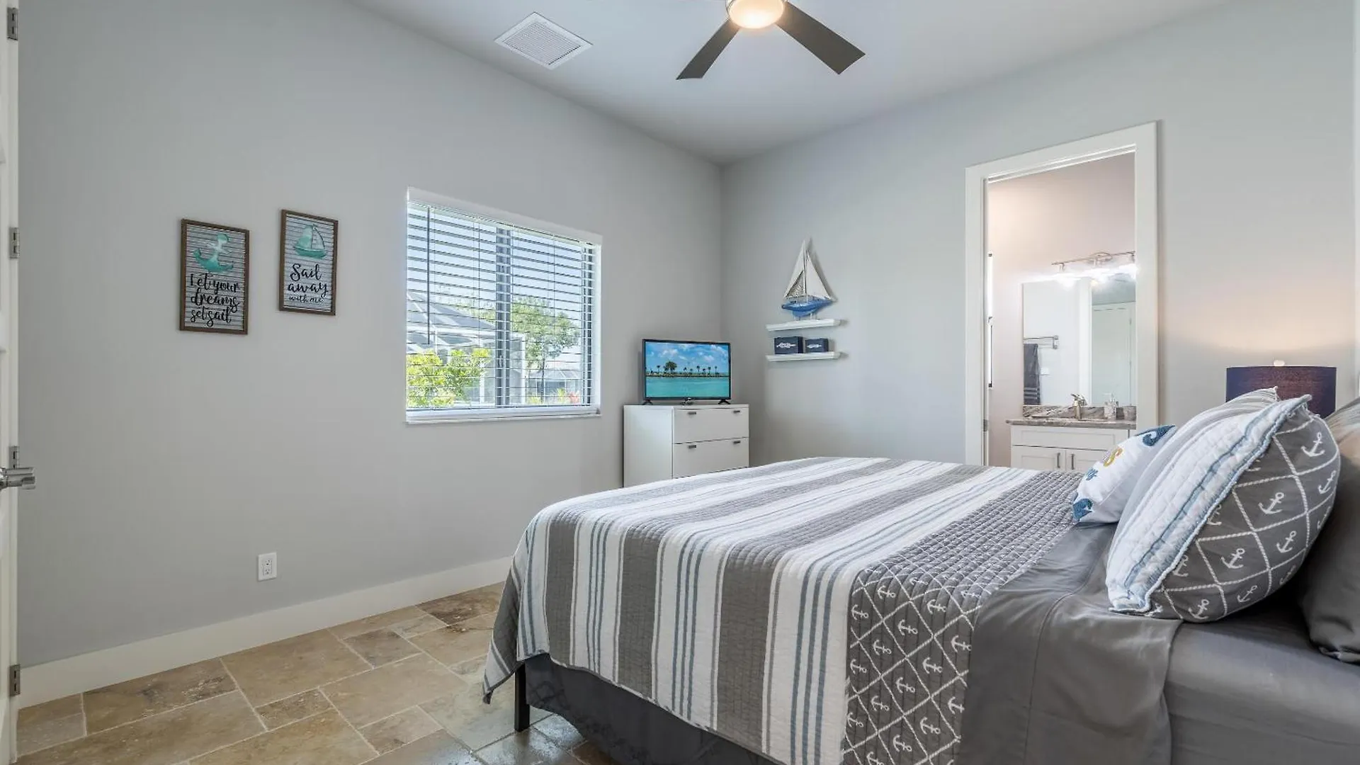 Custom Heated Pool, Kayaks, Bikes, & Spectacular Views - Lakeside Oasis - Roelens Vacations Holiday home