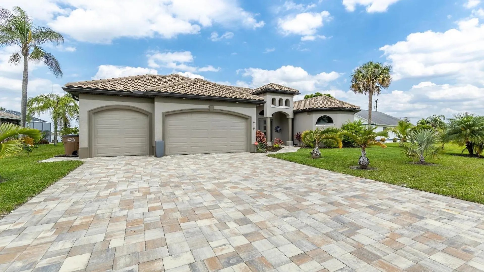 Custom Heated Pool, Kayaks, Bikes, & Spectacular Views - Lakeside Oasis - Roelens Vacations * Cape Coral