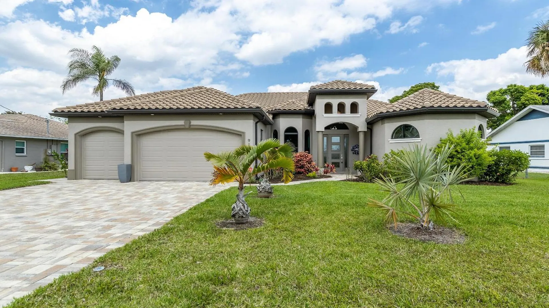 Custom Heated Pool, Kayaks, Bikes, & Spectacular Views - Lakeside Oasis - Roelens Vacations Holiday home Cape Coral