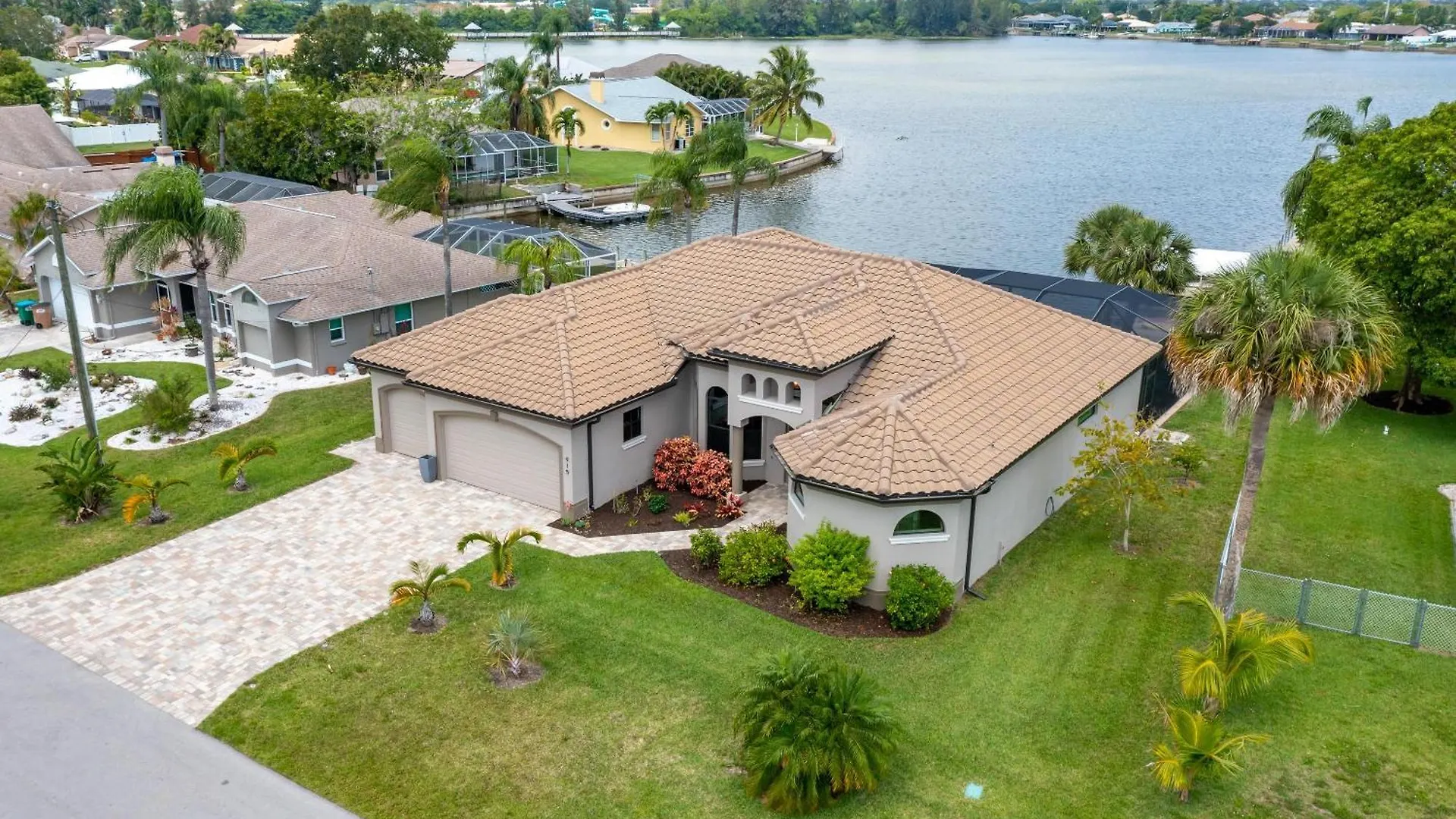 Custom Heated Pool, Kayaks, Bikes, & Spectacular Views - Lakeside Oasis - Roelens Vacations Holiday home Cape Coral