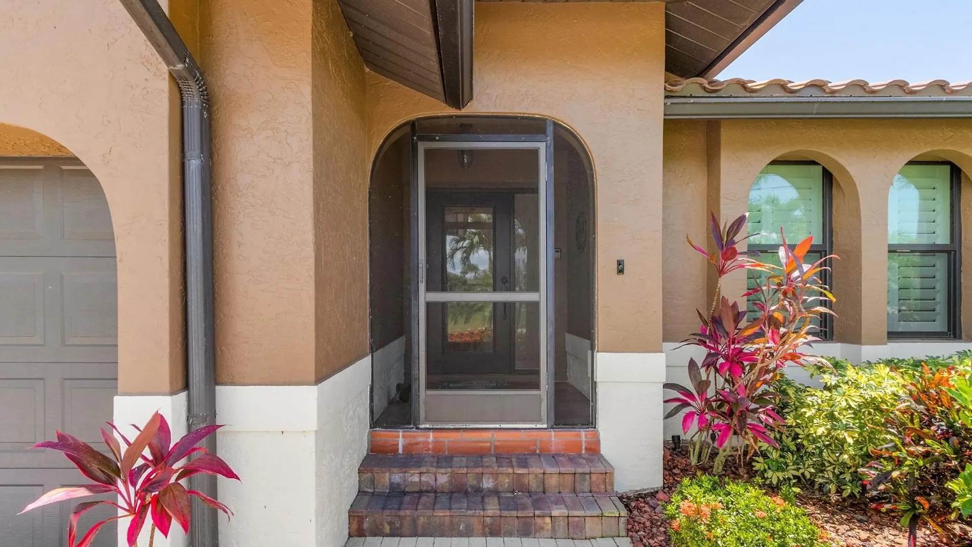 Holiday home Canal Views, Heated Pool, Sleeps 8! - Magenta Sky And Key Lime Pie Cape Coral